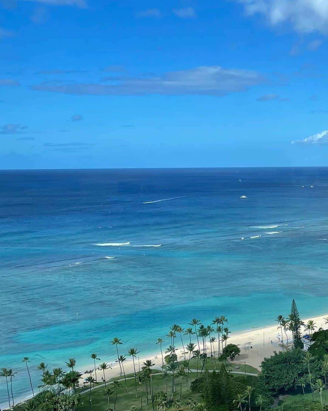 miriishiiのインスタグラム：「🌤️  昨日、ハワイから帰国🌴  無事行くことができ、 ⁡5年ぶりに訪れて分かったことは やはりハワイは私の中で特別な場所であること。 今まではそれが感覚的にしか分かっていなかったけれど、 今回で、特別である理由がハッキリと分かった🤲🌈 ⁡ 本当に本当に、このタイミングで行けてよかった！ やっぱり起こること全てに意味があるね☺️🧩 “Everything happens for a reason.” is so true! ⁡ ハワイの旅の様子は また追って投稿していきます:) まずは9月の沖縄の様子をあげていくぞ〜！ ⁡ ⁡ ⁡ ⁡ #ミリ旅 #HAWAII」