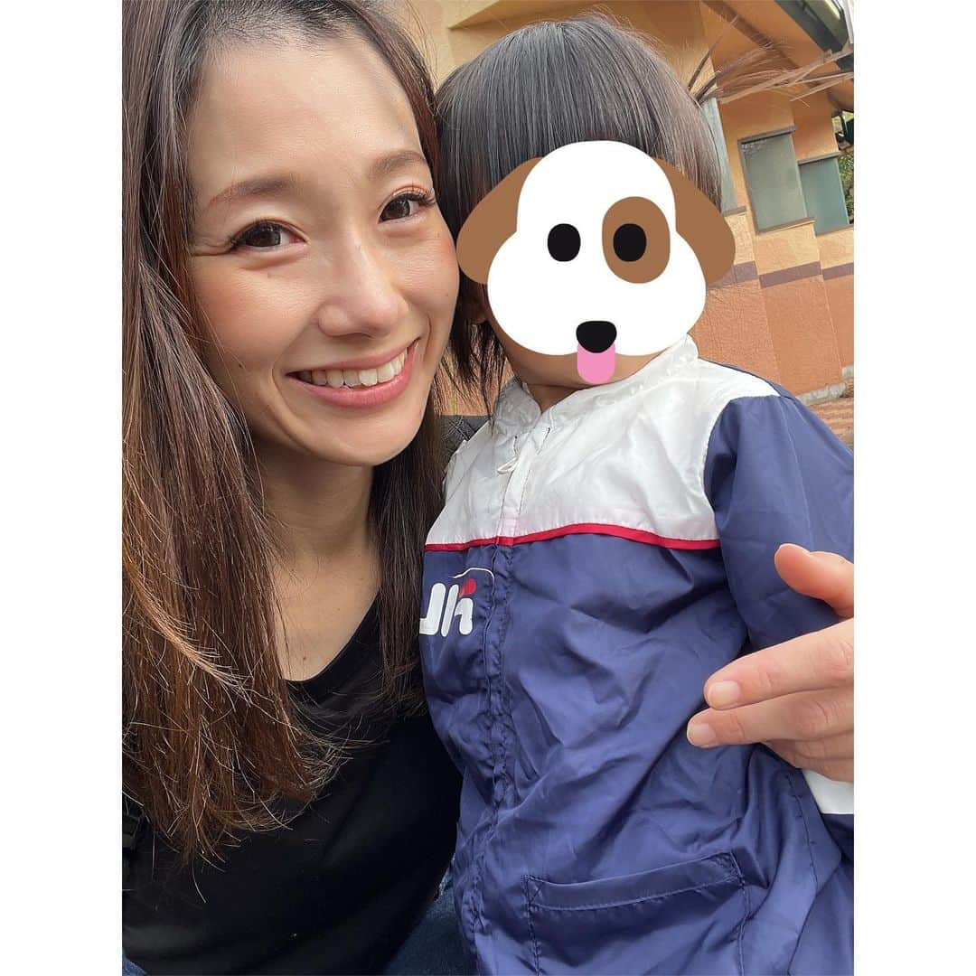 中里さや香さんのインスタグラム写真 - (中里さや香Instagram)「娘と少し遠くへお出かけ♪犬山にあるモンキーパークに行ってきたよ🐵💓  写真を見て気付いた人いるかもだけど…私の服装、いつもと違うの分かりますか？（いつもジャージ笑） 今話題の「プロのスタイリストがコーデを選んでくれる」エアークローゼット　@aircloset_official を利用してみました✨  最初に50項目の質問に答えてスタイリングカルテを作成✍️ 自分の顔写真・全体を登録しておくと、スタイリストさんがイメージしやすいから尚、good👍  スタイリストさんには初回だったから「いつものスタイルと新しいスタイルを半分ずつ取り入れたい」とリクエストしてみました‼︎ リクエストしてから3日後位に手元に洋服が届いたよ〜👀✨✨ 送られてきた洋服はマイページからだとどんな洋服なのかの情報や着回し方（アクセサリー&靴）などスタイリストさんが教えてくれるから毎度、考えてコーデしなくても良いのが楽ち〜ん💓💓  次はどんなコーデをリクエストしようかなーって楽しめてワクワク😊 洋服のマンネリ化に悩む人、洋服買っても置く場所が無い人、色んな服を着てみたい人なんかにオススメだよ〜😽  ✅クーポンコード→XwkQs 全プラン54%OFFになるよ✨ ※何度でも洋服の交換可能なレギュラープランが約5000円 ※初めて試す月に1回3着届くライトプランが約3000円 ※好きな時に解約出来るのも良いね⭕️  #pr#エアクロ応援企画#aircloset#エアクロ#エアークローゼット#エアクロ秋カラー#オフィスカジュアル#旅行#プロが選ぶコーデが届く #お出かけ#洋服マンネリ化脱退#いつもと違う服装#キレイめコーデ #大人コーデ」10月17日 23時36分 - sayakashi1217