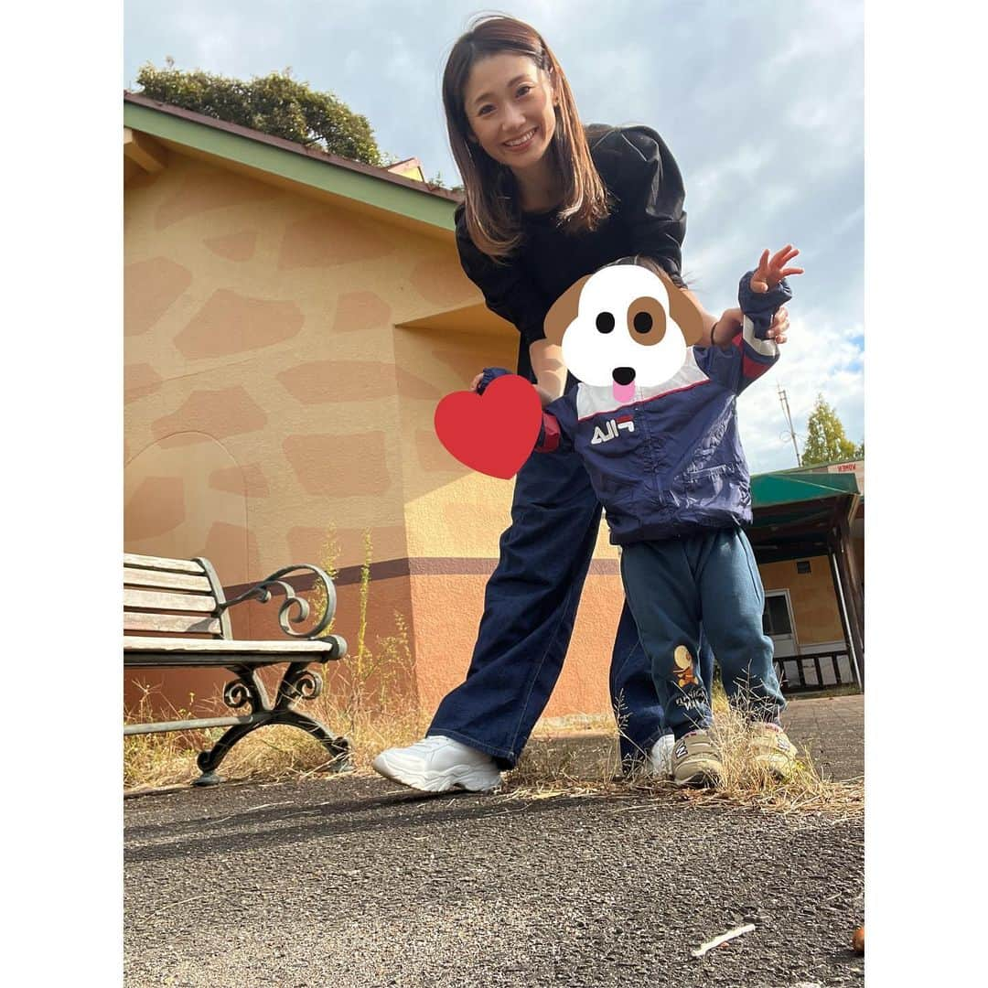 中里さや香さんのインスタグラム写真 - (中里さや香Instagram)「娘と少し遠くへお出かけ♪犬山にあるモンキーパークに行ってきたよ🐵💓  写真を見て気付いた人いるかもだけど…私の服装、いつもと違うの分かりますか？（いつもジャージ笑） 今話題の「プロのスタイリストがコーデを選んでくれる」エアークローゼット　@aircloset_official を利用してみました✨  最初に50項目の質問に答えてスタイリングカルテを作成✍️ 自分の顔写真・全体を登録しておくと、スタイリストさんがイメージしやすいから尚、good👍  スタイリストさんには初回だったから「いつものスタイルと新しいスタイルを半分ずつ取り入れたい」とリクエストしてみました‼︎ リクエストしてから3日後位に手元に洋服が届いたよ〜👀✨✨ 送られてきた洋服はマイページからだとどんな洋服なのかの情報や着回し方（アクセサリー&靴）などスタイリストさんが教えてくれるから毎度、考えてコーデしなくても良いのが楽ち〜ん💓💓  次はどんなコーデをリクエストしようかなーって楽しめてワクワク😊 洋服のマンネリ化に悩む人、洋服買っても置く場所が無い人、色んな服を着てみたい人なんかにオススメだよ〜😽  ✅クーポンコード→XwkQs 全プラン54%OFFになるよ✨ ※何度でも洋服の交換可能なレギュラープランが約5000円 ※初めて試す月に1回3着届くライトプランが約3000円 ※好きな時に解約出来るのも良いね⭕️  #pr#エアクロ応援企画#aircloset#エアクロ#エアークローゼット#エアクロ秋カラー#オフィスカジュアル#旅行#プロが選ぶコーデが届く #お出かけ#洋服マンネリ化脱退#いつもと違う服装#キレイめコーデ #大人コーデ」10月17日 23時36分 - sayakashi1217