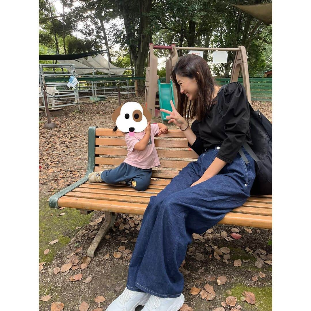 中里さや香さんのインスタグラム写真 - (中里さや香Instagram)「娘と少し遠くへお出かけ♪犬山にあるモンキーパークに行ってきたよ🐵💓  写真を見て気付いた人いるかもだけど…私の服装、いつもと違うの分かりますか？（いつもジャージ笑） 今話題の「プロのスタイリストがコーデを選んでくれる」エアークローゼット　@aircloset_official を利用してみました✨  最初に50項目の質問に答えてスタイリングカルテを作成✍️ 自分の顔写真・全体を登録しておくと、スタイリストさんがイメージしやすいから尚、good👍  スタイリストさんには初回だったから「いつものスタイルと新しいスタイルを半分ずつ取り入れたい」とリクエストしてみました‼︎ リクエストしてから3日後位に手元に洋服が届いたよ〜👀✨✨ 送られてきた洋服はマイページからだとどんな洋服なのかの情報や着回し方（アクセサリー&靴）などスタイリストさんが教えてくれるから毎度、考えてコーデしなくても良いのが楽ち〜ん💓💓  次はどんなコーデをリクエストしようかなーって楽しめてワクワク😊 洋服のマンネリ化に悩む人、洋服買っても置く場所が無い人、色んな服を着てみたい人なんかにオススメだよ〜😽  ✅クーポンコード→XwkQs 全プラン54%OFFになるよ✨ ※何度でも洋服の交換可能なレギュラープランが約5000円 ※初めて試す月に1回3着届くライトプランが約3000円 ※好きな時に解約出来るのも良いね⭕️  #pr#エアクロ応援企画#aircloset#エアクロ#エアークローゼット#エアクロ秋カラー#オフィスカジュアル#旅行#プロが選ぶコーデが届く #お出かけ#洋服マンネリ化脱退#いつもと違う服装#キレイめコーデ #大人コーデ」10月17日 23時36分 - sayakashi1217