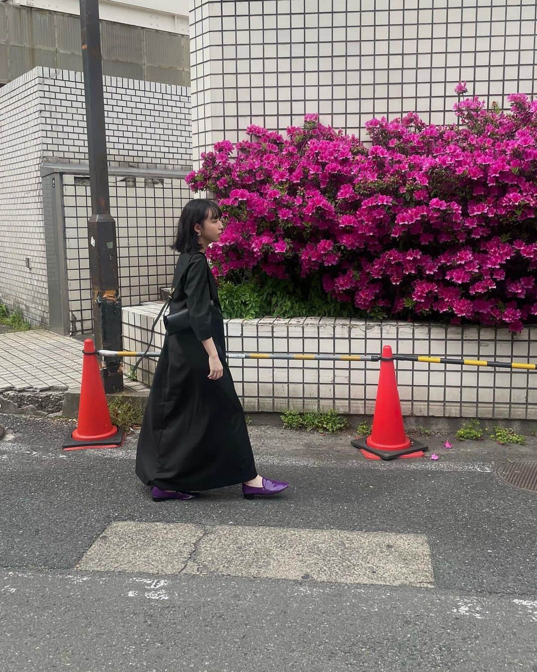 のインスタグラム：「10/30(月)にPoFFより大きなお知らせがあります！ @poff_official   今年は引き続き新作のローンチと、初の伊勢丹新宿でのPOPUPと既にとても濃く、学びの多い年を過ごしている中で、またまた嬉しいお知らせをお伝えできることをとても嬉しく思います。  PoFFチームみんなで準備の日々です🏃🏻 いろいろな方のおかげでブランドが存在し続けています。  まだまだ目標はたくさんあるので、焦らずブランドのペースで、とにかく楽しみながら進んでいきたいです😌🙏🏻  秋冬の新作ローンチもまもなく！  お楽しみに🫶🏻  ■Wool rich flare dress  Color : Black Size : 1 (H160cm)  #poff_official」