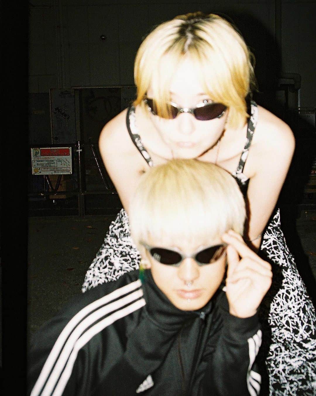 ikumiのインスタグラム：「🖤💛 #Romeo #Juliet #oakley」