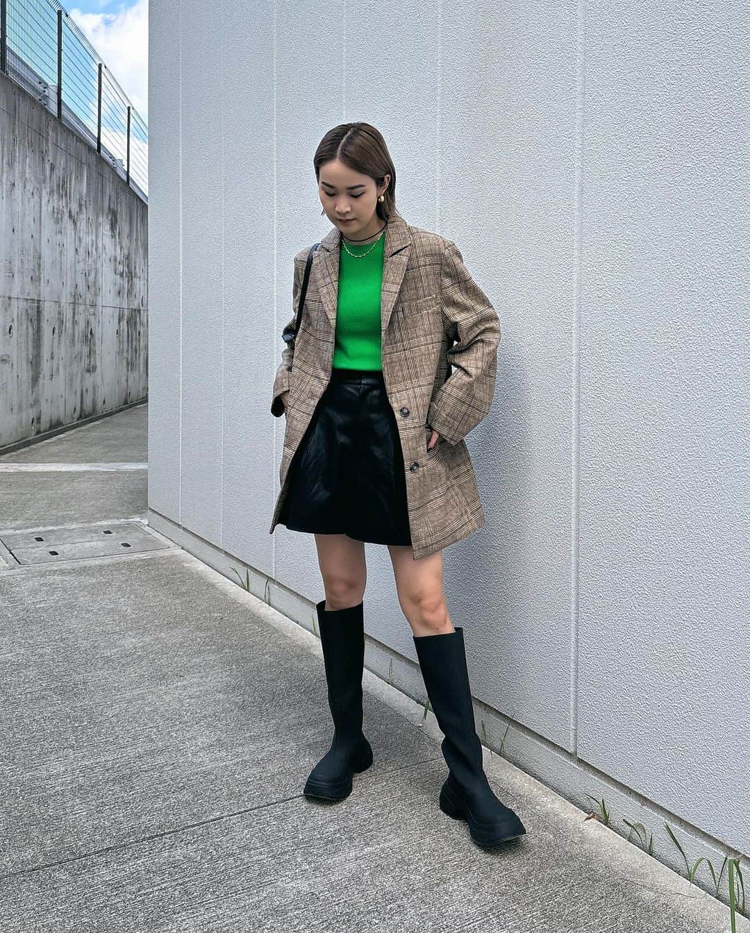 MOUSSY SNAPさんのインスタグラム写真 - (MOUSSY SNAPInstagram)「#MOUSSYSNAP ＠nanamiii_12 163cm  ・OVERSIZED SINGLE TAILORED JACKET(010GAS30-5440) ・WASHABLE CREWNECK KNIT(010GAS70-6000) ・FAUX LEATHER HIGH WAIST HALF PANTS(010GAA30-7410) ・RUBBER LONG BOOTS(010GAS52-6550) ・SLV925 PLATING FAUX LEATHER CHOKER(010GA650-6190) ・MINIMAL SHOULDER BAG(010GA751-6010) 全国のMOUSSY店舗／SHEL'TTER WEBSTORE／ZOZOTOWNにて発売中。  #MOUSSY」10月17日 23時43分 - moussysnap