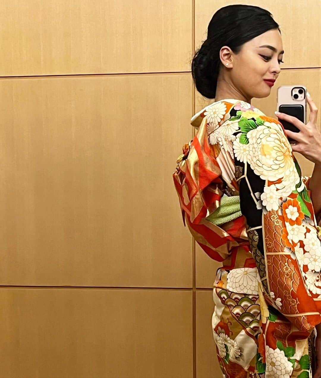 遊海 Yuumiさんのインスタグラム写真 - (遊海 YuumiInstagram)「Japanese Traditional Wear 🇯🇵Furisode. Furisode is a kimono that only allow to worn by younger woman that’s not married ❤️ so still can be worn !! Hope this won’t be the last time 😎  Antique Kimono styled by @pingpongmam.mana  #kimono #furisode #antiquekimono #japan #traditional #日本　#振袖　#着物　#文化　#日本文化　#japaneseculture」10月17日 23時44分 - yuumi_kato