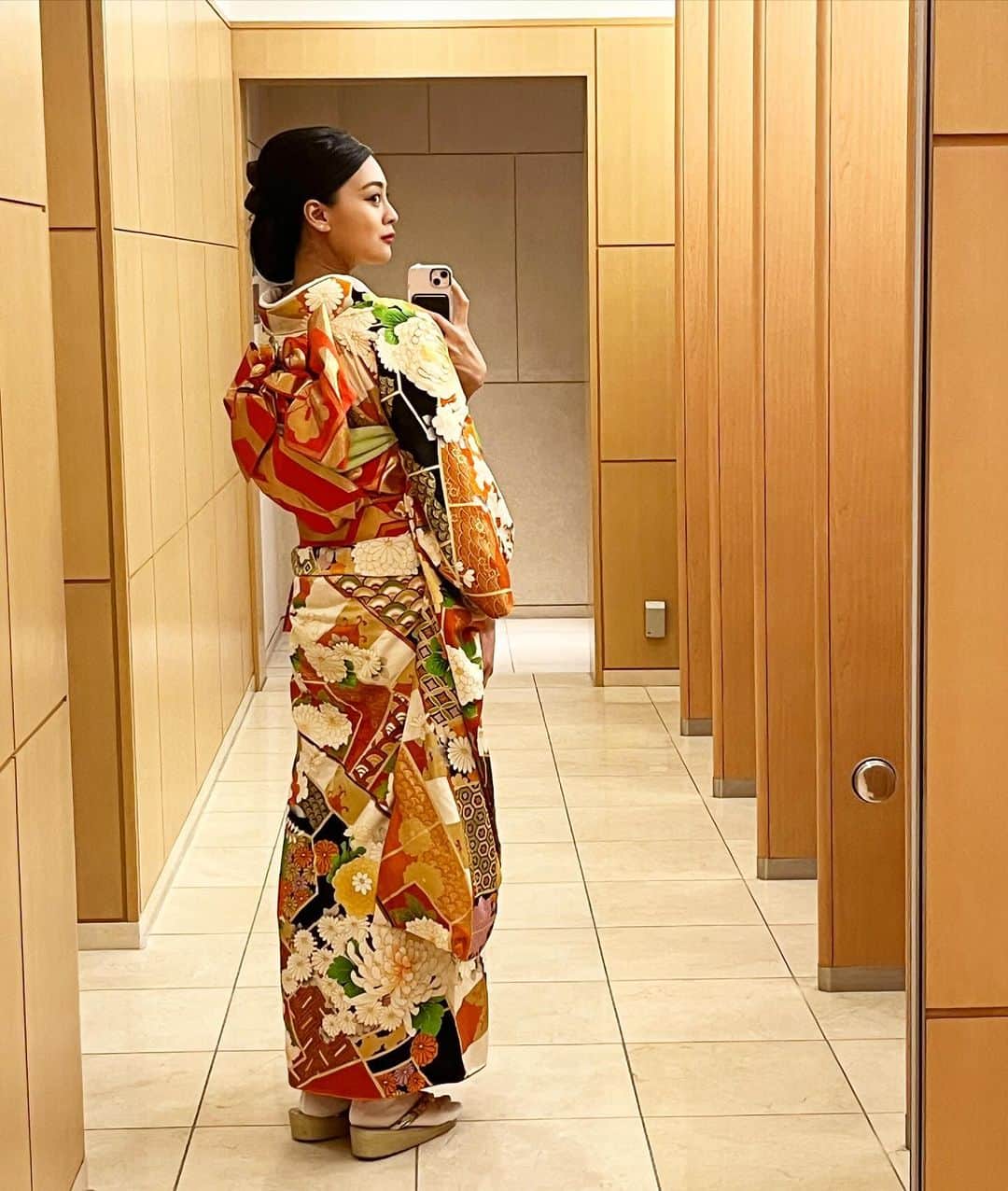 遊海 Yuumiのインスタグラム：「Japanese Traditional Wear 🇯🇵Furisode. Furisode is a kimono that only allow to worn by younger woman that’s not married ❤️ so still can be worn !! Hope this won’t be the last time 😎  Antique Kimono styled by @pingpongmam.mana  #kimono #furisode #antiquekimono #japan #traditional #日本　#振袖　#着物　#文化　#日本文化　#japaneseculture」