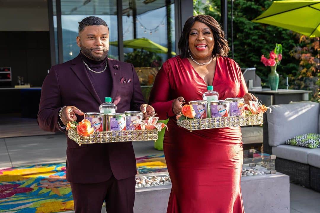 のインスタグラム：「No more crying over reality TV breakups – it’s get-back-together season, whether they want to or not ❤️‍🩹  That’s @comiclonilove’s mission for these couples in #MTVBingedToDeath, a comedy-thriller film premiering tonight at 9p on MTV!」
