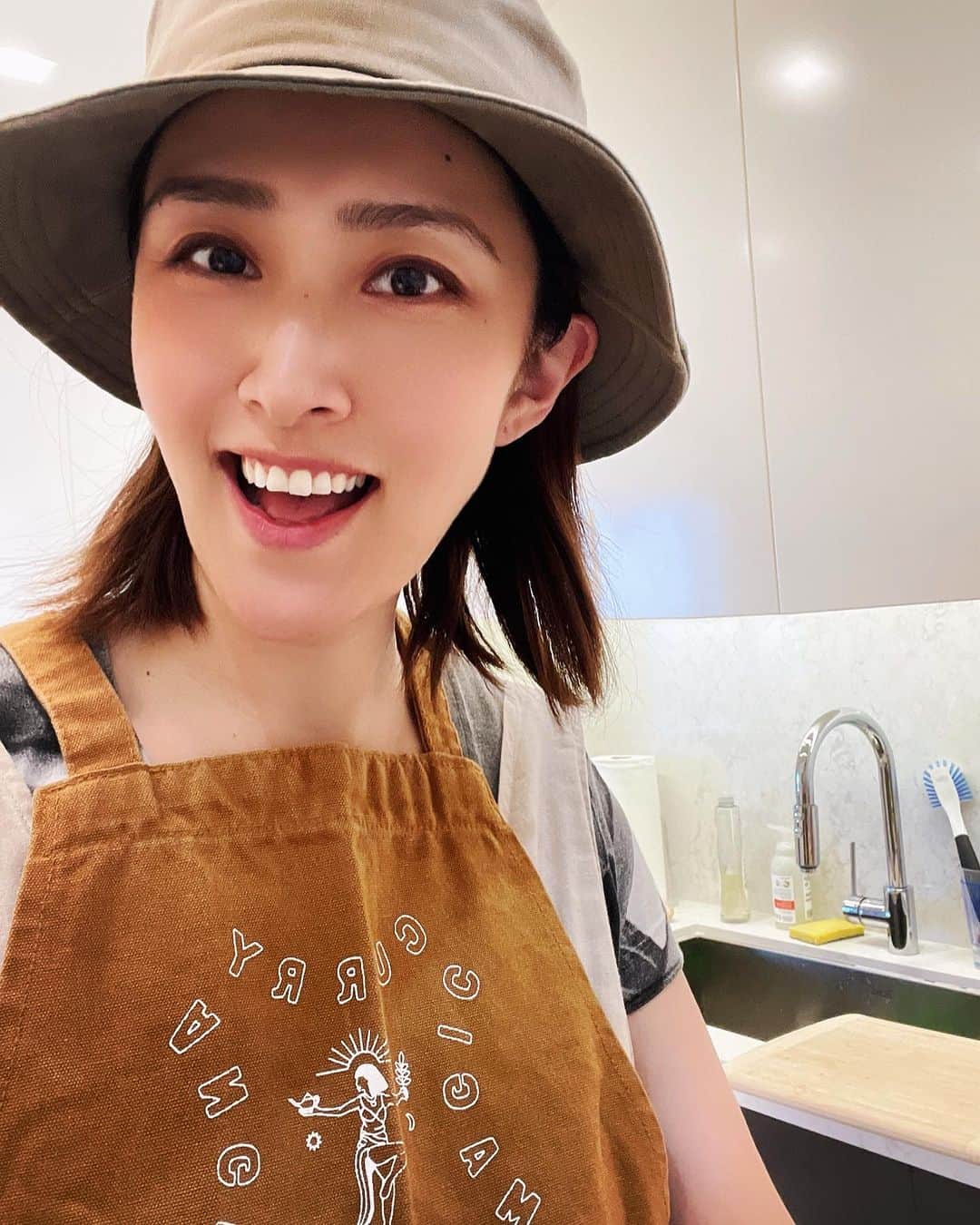 あんじーのインスタグラム：「みなさん、こんばんは！ あんじーです😊 ⁡ 金木犀の香りで幸せな気持ちになれる秋🍂 とても大好きな香り⭐️ 今日は近くの公園に寄ってみたらとっても癒されました♬ ⁡ ちょうど先週、NY滞在zoom報告会を昼と夜の2回開催させていただきました！ご参加いただいた皆さん、ありがとうございました！！ ⁡ 用意していたスライドや写真は時間内にシェアできたのですが、ご一緒してくださった皆さんとその後のAfter Talkが楽しすぎて🌸 １時間以上お話できてとっても楽しかったです🥹💛 ⁡ 遅ればせながらNYの振り返りをちょっとシェアさせてください♬ ⁡ NY滞在中のお仕事内容は🍽️ ⁡ ★ディナーメインのお食事作り(テーブルセッティング含む)お片付けまで (人数、アレルギーや食の好みへの対応) ★お子さまのサマースクール送迎 ★その他(英検指導や外出への同行など) ⁡ 基本的には週一休みでお仕事させていただいてました😊 ⁡ Whle Foods Marketでお買い物することが多かったのですが、オーガニック食材がとにかくたくさん揃ってて、そこにまず感激🥹 ⁡ そして食の多様性をものすごく感じました！ １つの家族の中でも、普通になんでも食べる方、ビーガン、ペスカタリアン(肉は食べないけど魚はOK)、ベジタリアンの方… etc. それを皆さん自分で「私はこう思うからこれ」って決めて選んでいるんですよね⭐️ ⁡ グルテンフリーの製品などの、アレルゲンフリーの食品も日本に比べて充実していた印象です！！ ⁡ Dainobuというお店は、日本の食材をたくさん取り扱っていて、馴染みのあるパッケージがずらり！！スーパーではあまり取り扱っていない薄切りのお肉や調味料の買い出し等はこちらでしていました！！ ⁡ Citarellaというお店は、新鮮なお魚のラインナップがとにかく充実！！ ディスプレイも美しくてワクワクするスーパー！！ 細かなリクエストにも優しく応えてくれてありがたかったです⭐️ ⁡ 日々のお食事は飽きずに美味しくお召あがりいただけるように、様々なジャンルにチャレンジさせてもらえたのも本当にいい経験になっています👩‍🍳 和食🍲、居酒屋メニュー🏮、タイ料理🇹🇭、インド料理🇮🇳、シンガポール料理🇸🇬、中華料理🇨🇳、イタリアン🇮🇹などなど✨ 必ずしもたくさんスパイスを使うわけではなく、素材のおいしさを味わってもらえる味付け、香りづけも意識🌿 ⁡ そして何より「Angie, the foods were delicious!!」と笑顔を添えて喜んでもらえたこと、ファミリーの皆さんが同じ食卓を囲んで楽しそうに幸せそうに家族の時間を楽しまれている場面を見れることが何よりも幸せで幸せで🥰🥹 ⁡ 私の心が真に喜んでいる瞬間✨ ⁡ 「笑顔」「愛」「幸せ」 ⁡ を感じられることなんだなぁ🥹💛 ⁡ だから「料理」であったり、「英語」であったり、「スパイス」であったり✨ これらは全部コミュニケーションツールとして私の右腕(スキルや手段)として機能してくれてるんだなぁ〜🫶 ⁡ 今回のNY滞在を通して私が大切にしたい「価値観」や「軸」 その根っこになる部分に気づかせてもらえたなぁと感じています！ ⁡ なので、これから先、私が毎月第４日曜日のランチタイムに間借りをさせていただいている「Magic Angie」では、「カレー」という括りにこだわりすぎず、(と言いつつももちろん使いますよ😆) ⁡ とにかく、来てくださったみなさんに 「あ〜幸せ🥰来てよかった✨元気もらえた♬また来たいな🌸あんじーに会いたいな💛」を感じてもらえるようなお料理、お飲み物、カレー、空間作りを今以上に大切にしていけたらいいなぁと思っています😊 ⁡ 皆さん、これからもどうぞよろしくお願いします😊 今週末22日(日)ランチタイム🍛 イベント等とも重なっているタイミングでもありますが、よかったら遊びに来てください😊 次の投稿でメニューの詳細は出させて頂こうと思っています♬ ⁡ SPICYに生きる💛 ⁡ ⁡ ⁡ ⁡ #海外旅行 #NY #newyork #travelingabroad #cooking #海外で仕事 #料理人 #料理代行」