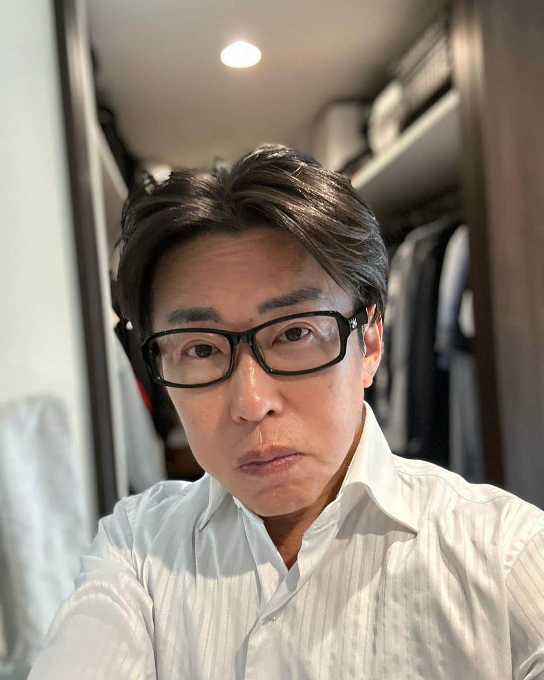 中野猛のインスタグラム：「神 威♂楽”園モデルが出てきてかけてみた。 懐かしいなあ..。 こういう黒縁のメガネって何か良いですよね。 あまり頭の良く無いオレが賢そうに見える。 #VARTIX #神威楽園」