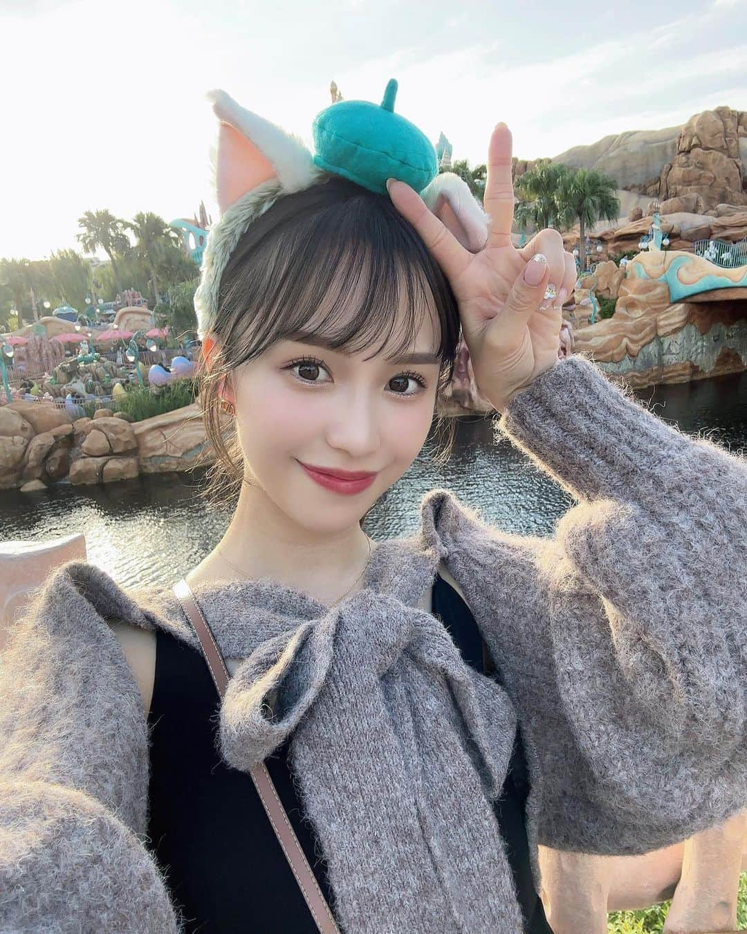 矢田伶華のインスタグラム：「🐭🏰♡♡  久しぶりの𝔻𝕚𝕤𝕟𝕖𝕪🫧𓂃𓈒𓏸 ぺるちゅメンバーでいったよ⸜🌷︎⸝‍  みんなでアリエルの前でとった 自撮りshot貼っときます🤭笑  みんなはシー派？ランド派？☀️  そしてLIVE前に @riio_violet さんにカラー🖤 いつもありがとうです🫶  #disney #ディズニーシー #ディズニーランド #ジェラトーニ #秋カラー #秋ヘア #韓国ヘア #ポニーテール #grl #grlコーデ」