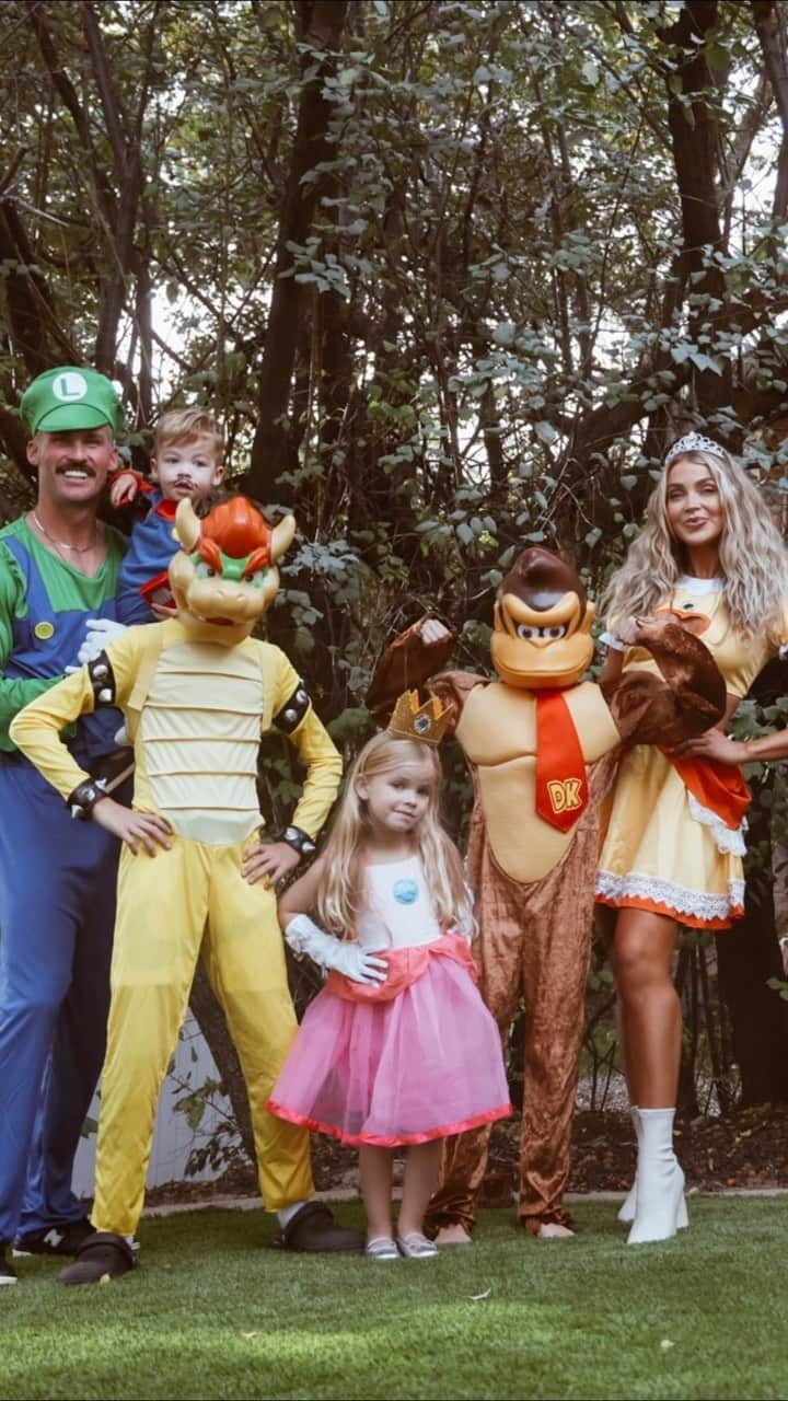 Cara Van Brocklinのインスタグラム：「Let’s-a-go!!!!!! #mariokart #familyhalloweencostumes https://liketk.it/4llPX」