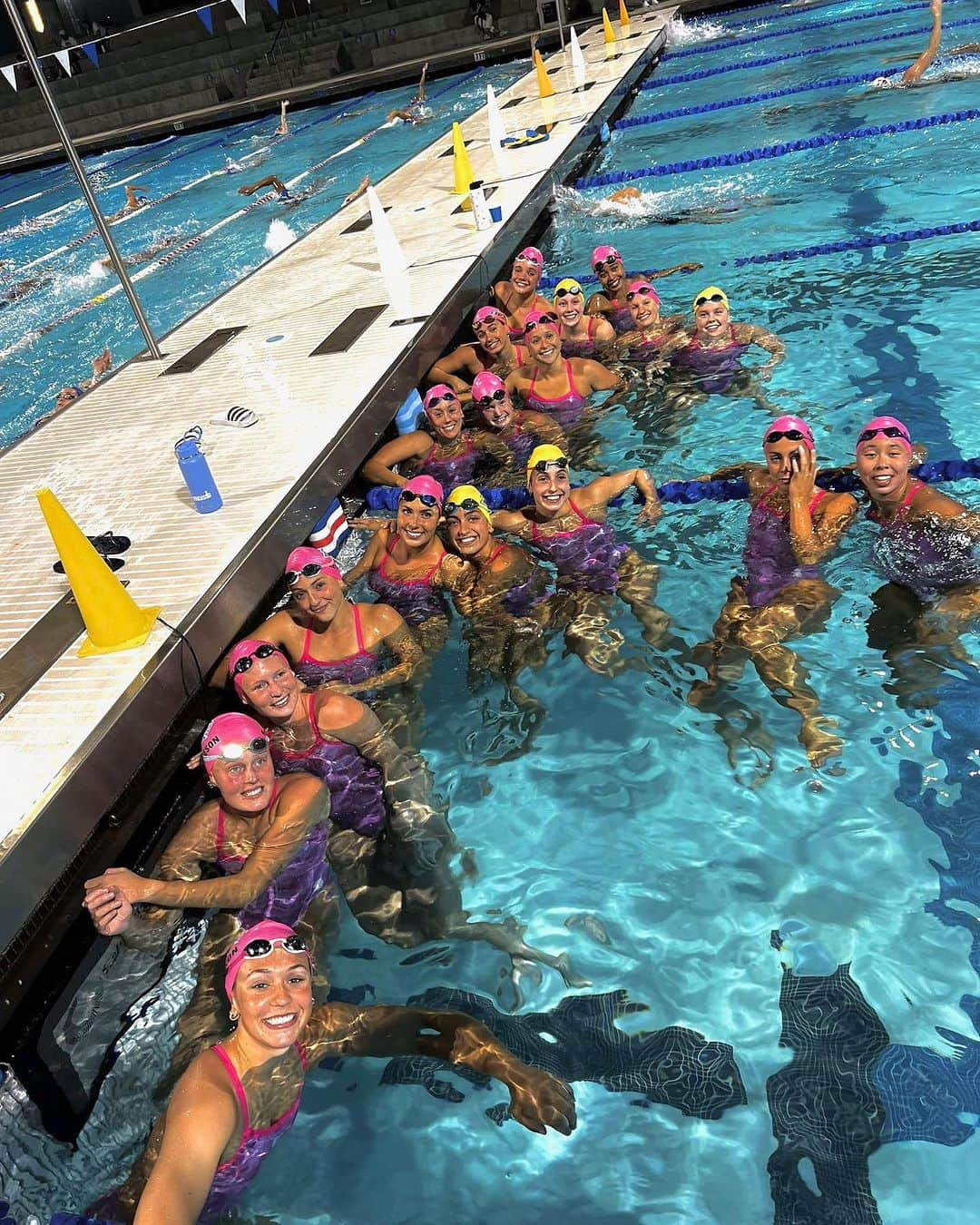 arenausaさんのインスタグラム写真 - (arenausaInstagram)「@san_jose_state_swimdive looking pretty in pink 💘🌸💧  #arenateamtuesday #teamarena #planetwater #breastcancerawareness #bcamonth」10月18日 1時05分 - arenausa