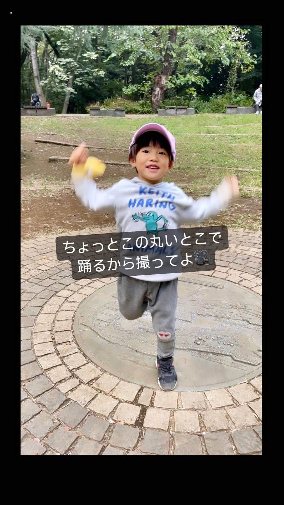 のインスタグラム：「ちょっとこの丸いとこで踊るから撮ってよ🎥  レッツゴーファイっ！！が可愛すぎか😂  #5歳　#幼稚園　#幼稚園児　#年中　#男の子ママ　#男子育児」
