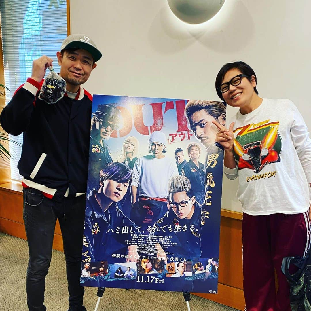 青木さやかのインスタグラム：「品川ヒロシさんの映画OUTの試写会にいきました。むちゃくちゃ面白かったです。  時々思い出すのですが 年に一度の笑っていいともの特大号の時に、アルタの階段で、品川さんとかわしまさん（劇団ひとりさん）と３人で「本が書きたい」と話していました。 あれから20年経ちまして。品川さんもかわしまさんも、本出されて映像化されて、しかも監督までしてるって凄すぎる！ #OUT  #映画out  #品川ヒロシ　さん #わたし舞台稽古着！」