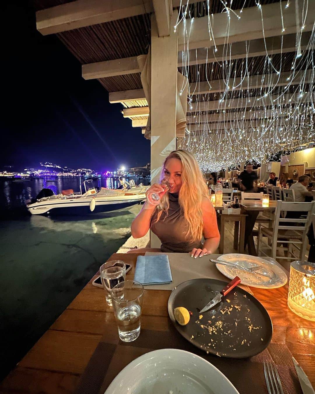Sydney A Malerのインスタグラム：「Off the plane & straight to dinner in Mykonos. 😁 Is the informative posting (stories) a vibe or is it just excessive. It feels like IG is too cool for school for it now. Lol」