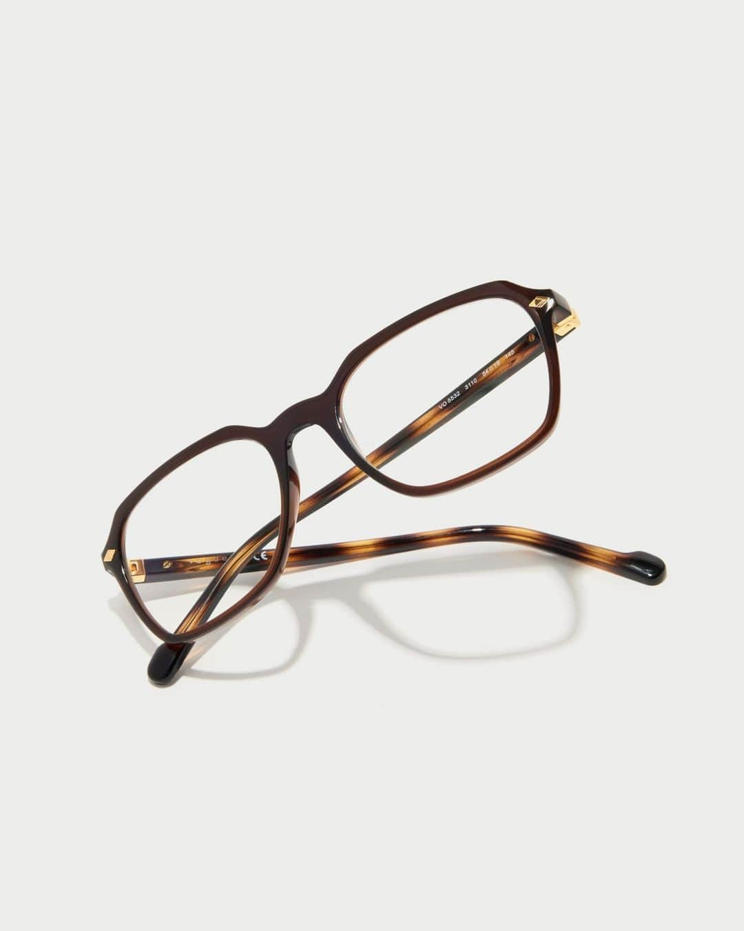 ヴォーグのインスタグラム：「A geometric classic frame. Vogue Eyewear is here to elevate your look.」