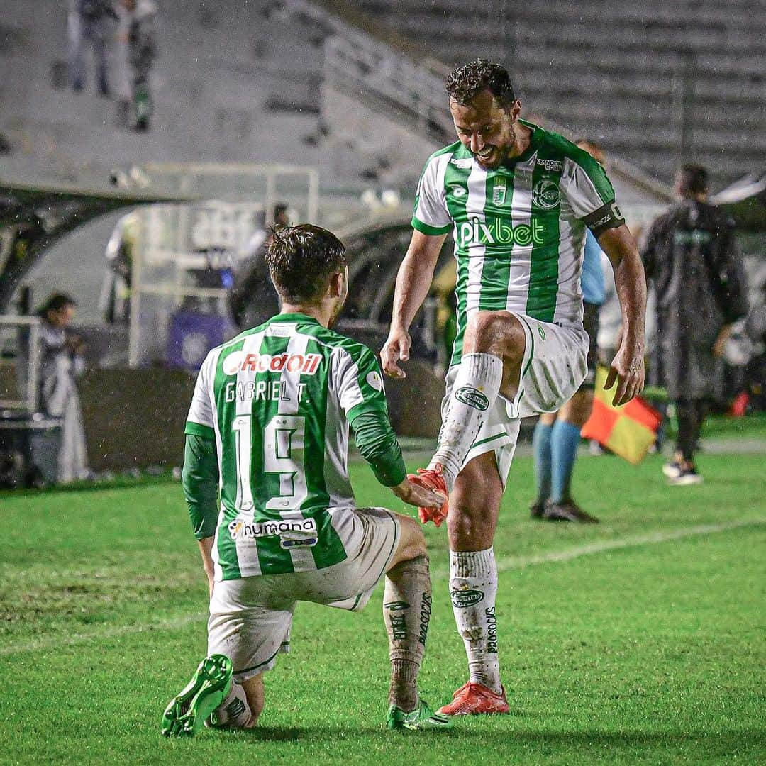 ネネのインスタグラム：「Mais duas assistências pra conta do vovô 👴   Já são 6 do garotchinho Nenê nesse @brasileiraob   📷 @gabriel_tadiotto   #Juventude」