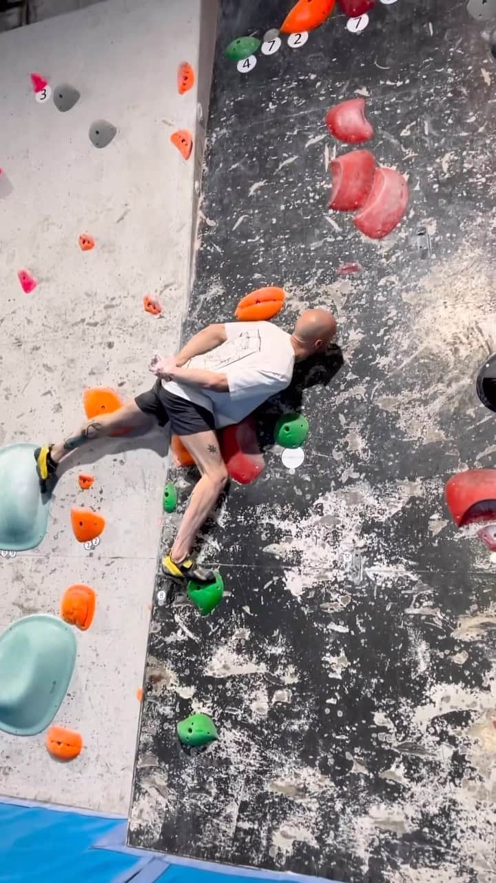 のインスタグラム：「Bro’s knees are strong af 📹 @screechholds - #bouldering #rockclimbing #impressive #stunt #reels #9gag」