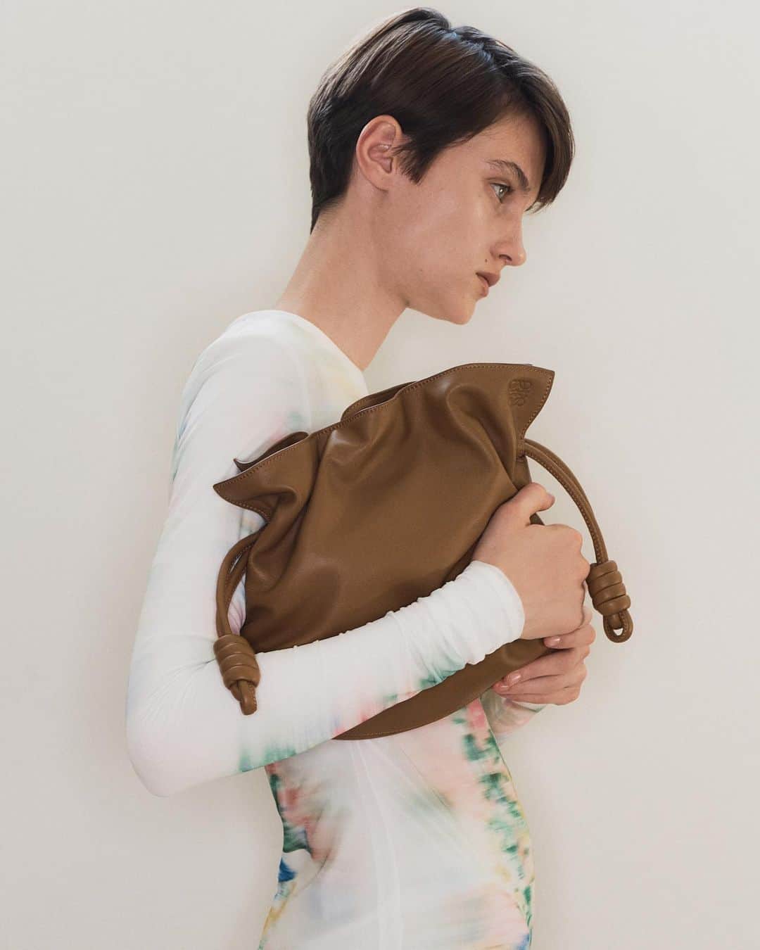 のインスタグラム：「Hold me close.   Flamenco clutch in leather.  loewe.com  #LOEWE #LOEWEflamenco」
