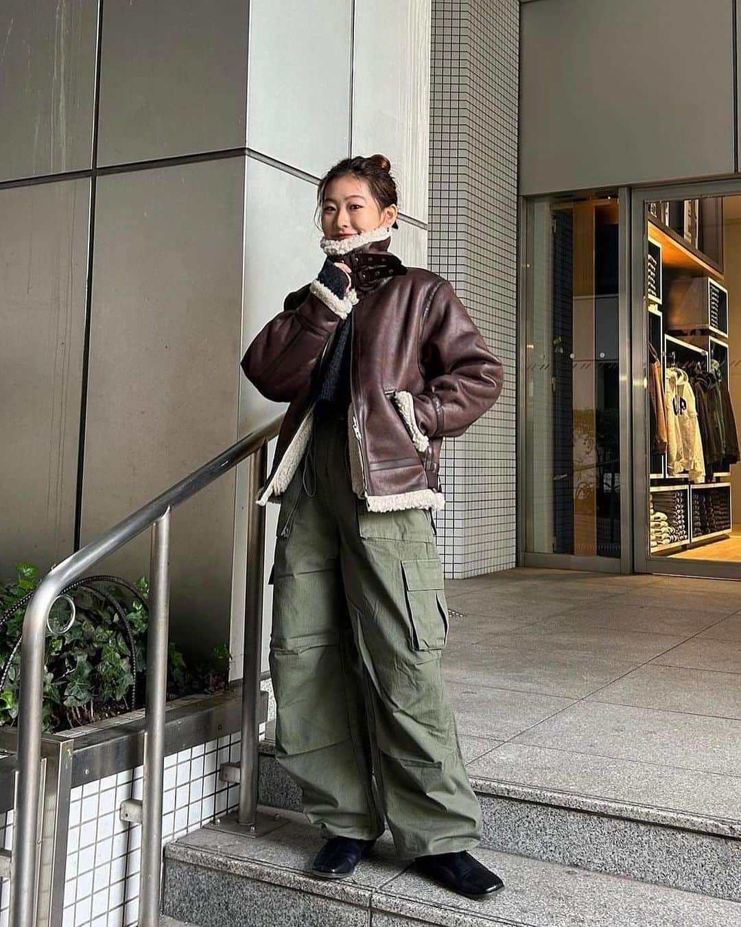 Ungrid staff snapのインスタグラム：「大人気のブルゾンが今年も登場👀✨  @maho_fujiwara_ 157cm @shion_tada_ 152cm @yuuka_suzuki_ 151cm @mayu_minemura_ 158cm @minori_nagakura_ 169cm @yuuka_endo_ 164cm  #フェイクムートンボアブルゾン  ブラック/ブラウン ¥18,700(tax in)  首元がベルトで締められる仕様や、お尻に少しかかるくらいの丈感が安心感のあるデザインに。 デニムやパンツと合わせるのはもちろん、今季はワンピースやスカートとのミックススタイルがおすすめです😉  欲しいと思ったらお気に入り登録を♡  ーーーーーーーーーーーーーーーーーーーーーーーーーーーー ☑︎商品詳細は製品タグ or TOPページURLよりチェック   » @Ungrid_staffsnap  #Ungrid #アングリッド #ungrid_official #ungriddenim #ungridコーデ #カジュアル #カジュアルコーデ #大人カジュアル #デニムコーデ #トレンド #ムートン #ボアブルゾン #ブルゾン #カラー #サイズ #アウター #冬アウター #着回し #洒落見え #高見え #骨格 #骨格ウェーブ #骨格ストレート #骨格ナチュラル #低身長 #高身長 #イエベ #ブルベ」
