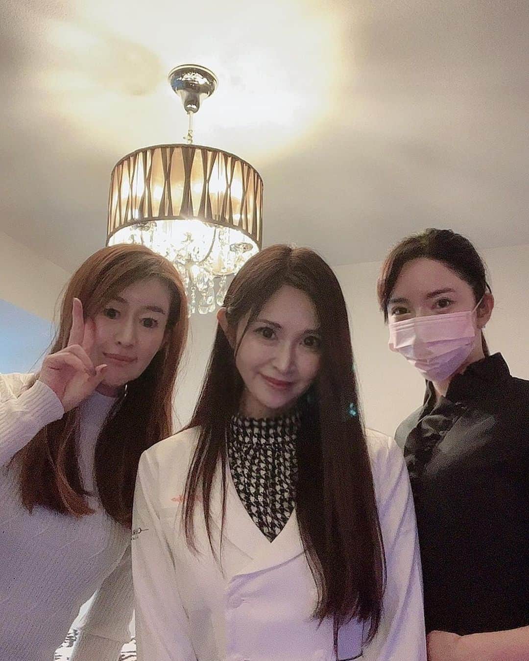 越野矢素子さんのインスタグラム写真 - (越野矢素子Instagram)「『ビューティープライム』の新しいスタッフのまみちゃんです✨ まみちゃんの技術は素晴らしくゴッドハンドの持ち主です😍 @beautyprime11andyou   昨日はくみちゃんがサロンに来て下さいました❤️ @kumichamadesu  ありがとうございました💖」10月18日 0時01分 - loversyaso