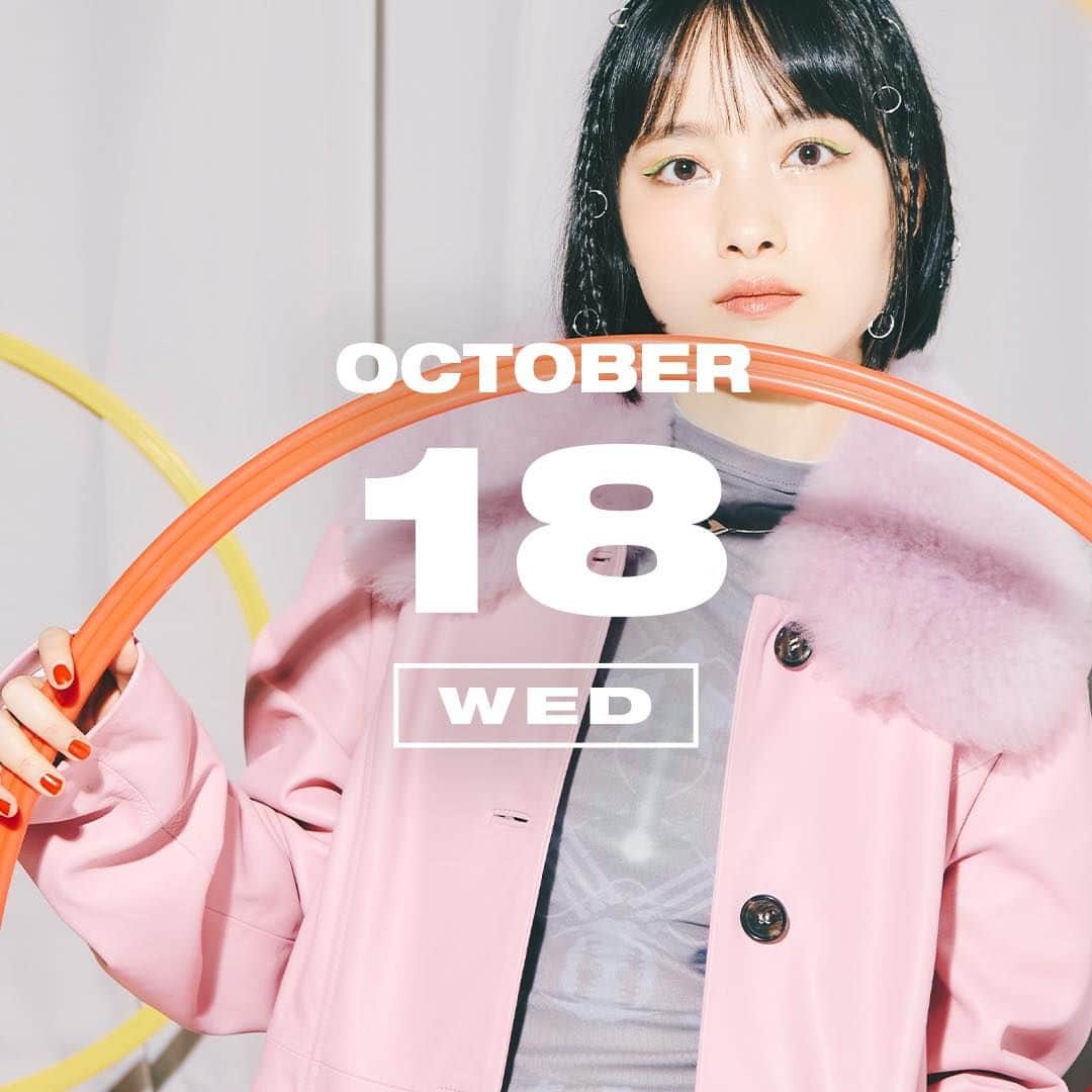 のインスタグラム：「10月18日は『フラフープの日』。65年前の今日は、当時アメリカで大流行していたフラフープが日本で発売された日。遊んで楽しいのはもちろん、健康的な体づくりにも効果があるんだとか。TOMOOがポップにセレブレイト！  NYLON.JPでは「365日、毎日がアニバーサリー」をテーマに、ファッショナブルでユニークなスタイリングを毎日提案しているよ！  nylon.jp/365/2023/1018  MODEL：TOMOO @tomoo_ssw  #365anniversary #fashion #makeup #bomdiaeauty#style #今日は何の日 #make #nylonjapan #nylonjp #coordinated #coordinates#ootd #outfit #coordinate  #photography #beautiful #photooftheday」