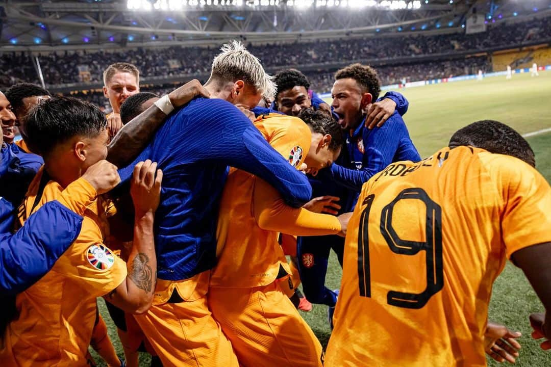 ナイジェル・デ・ヨングのインスタグラム：「Character.  Sometimes a picture says more than a thousand words.   Proud of the boys. October window done —> On to November.  #NothingLikeOranje」