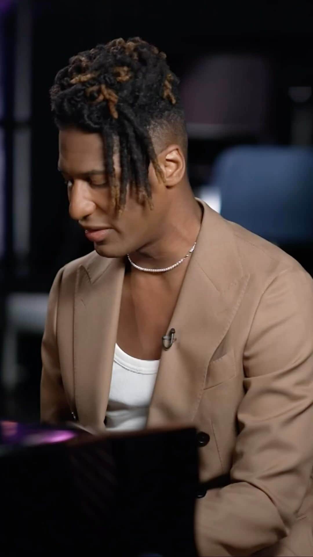 エブロ・ダーデンのインスタグラム：「My friend @jonbatiste is the shit with this music thing…. 🔥🔥」