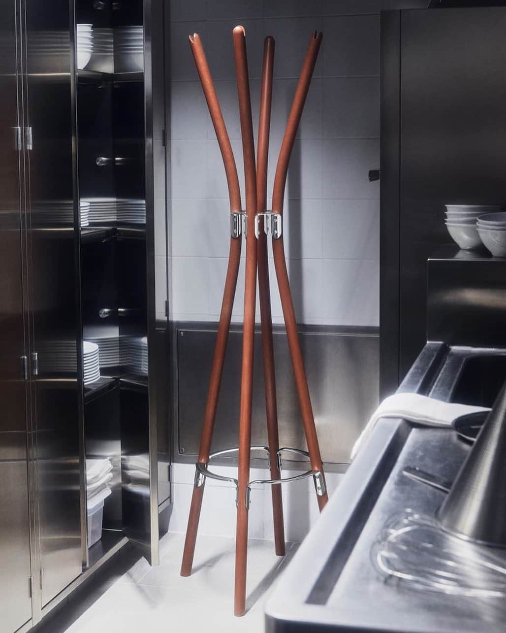 アレッシィのインスタグラム：「The Poêle Collection also pays homage to Alessi’s highly  technological work in metal: the Poêle Chair, in  particular, is made using modernized traditional  cold-press metal technology dating from the  1950s, and nods to the company’s origins, having  been founded as a metal workshop in 1921.   Photo by @pietro_cocco @bordel_studio」