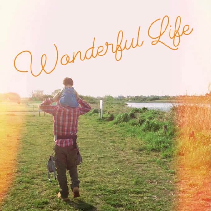 川江美奈子さんのインスタグラム写真 - (川江美奈子Instagram)「• 川江美奈子 『Wonderful Life』  本日、ダウンロード、ストリーミングにて配信リリースいたしました。プロフィールのところからアクセスしていただけたら嬉しいです。  “It’s hard to let go, isn’t it?”  （去りがたい、それが人生だ） 私の好きな映画の中で、今まさにこの世を去ろうとする主人公が口にする台詞です。この映画に出会った頃、私の身近には生まれきたばかりの命と、去りゆく命の両方がありました。 生きることと死ぬことが仲良く手を繋いでいるみたい。別れは名残り惜しいけど、去り際だって誕生と同じように祝福して眺めることができたなら、なんと素敵なことだろう…そんなことを感じていました。 誰かに抱き上げられたときから始まる、wonderfulな日々に捧げる歌です。 お父さん必聴!!!ぜひ皆さま聴いてください♪      はじめまして   僕は平静を装って   僕の人生一番の優しさで   謎だらけの君を腕に抱きあげた  川江美奈子  #川江美奈子 #ほぼ毎月配信リリース #vol8 #wonderfullife」10月18日 0時10分 - minakokawae