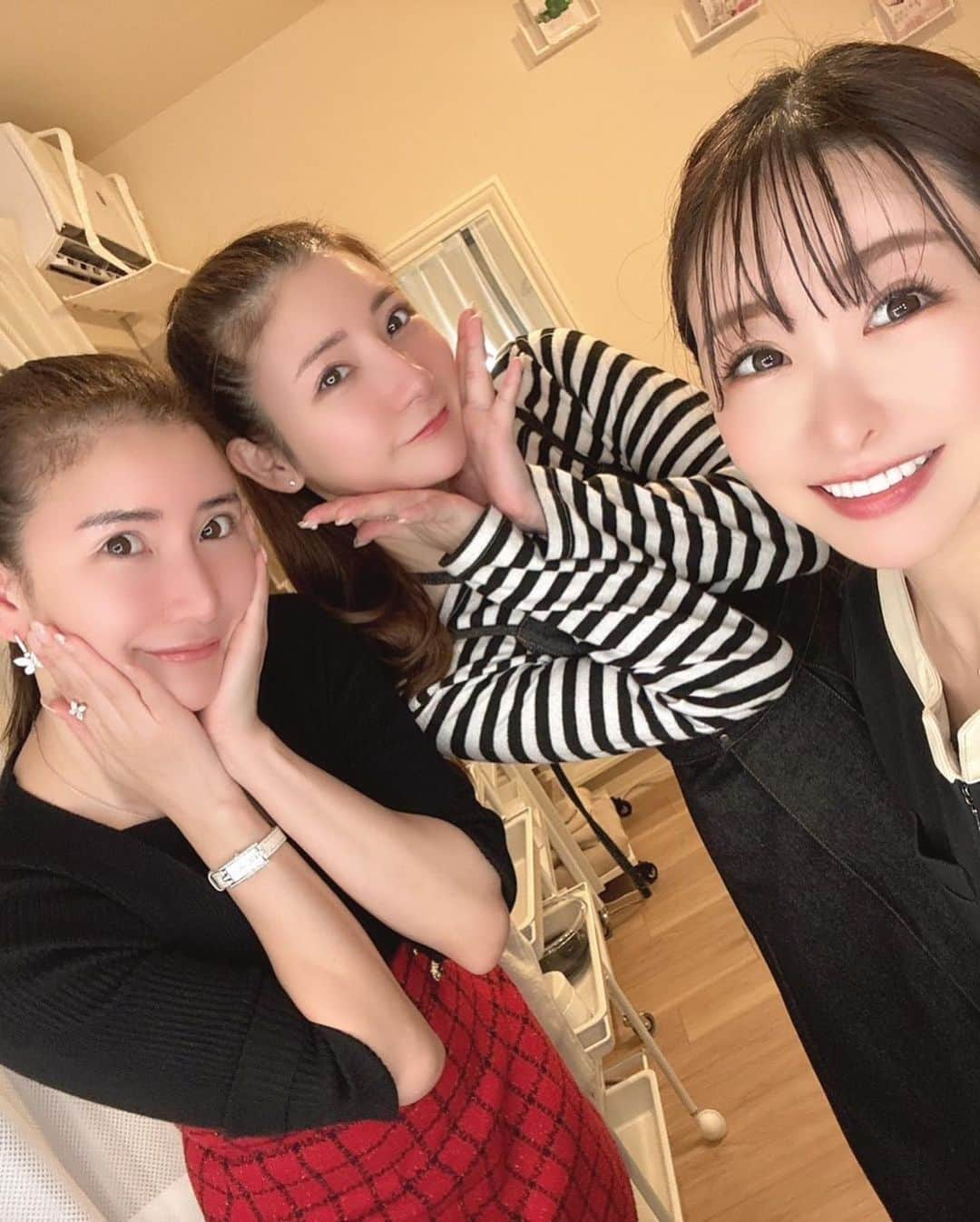 秋葉のぞみさんのインスタグラム写真 - (秋葉のぞみInstagram)「. . .  姉妹で来店🤍👭✨  美人エステティシャン 由美ちゃんのサロン @mom.beauty_salon で お肌ピカピカツルツルに♡  剥離無し、痛みなしの OHLハーブピーリング✨  ダウンタイム無し♡ ノンストレス♡  肌の深部まで天然生薬を浸透し、肌再生を✨  施術後メイクもOK♡  肌へのリスクが少なく、 アトピー肌、ニキビ、ニキビ跡、毛穴の開き、シミ、シワ、そばかす、色素沈着、たるみ、アンチエイジング等  どんな肌トラブルにも効く🥰🤍🫶  由美ちゃんのハーブピーリングは24日までの限定なので 早い者勝ちです🧖‍♀️💕  完全予約制のプライベートサロン🏰❁⃘  🚉 JR摂津本山 阪急岡本駅徒歩5分  〠658-0003 神戸市東灘区本山北町3丁目7-17オリヴィエ岡本 302号   https://lit.link/mombeautysalon  ＃ハーブピーリング #アマロス  #アマロスハーブピーリング  #ohlハーブピーリング  #ヘアセット #ヘアメイク #ドライヘッド #ヘッドマッサージ #リフトアップ #脂肪燃焼 #ダイエット #引き締め #リフトアップ #ハイフ #HIFU #ボディハイフ  #脱毛 #全身脱毛 #うなじ脱毛 #hifu  #岡本エステサロン  #摂津本山エステサロン  #岡本マムビューティサロン #エステサロン  #レディース脱毛 #メンズ脱毛　 #メンズハイフ #メンズメニュー　 #小顔　 #痩身　 #ダイエット　 #健康食」10月18日 0時12分 - akiha_nozomi_official