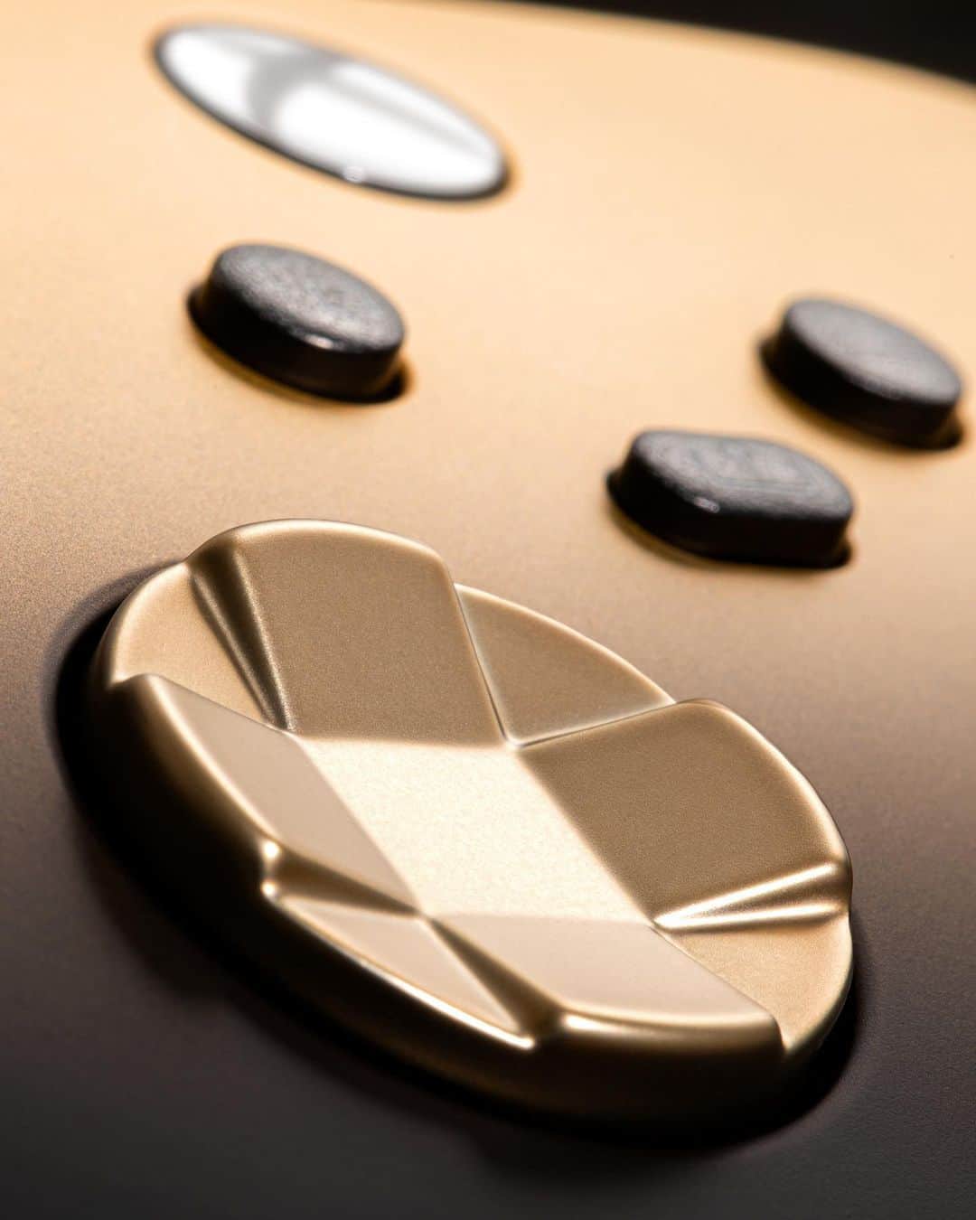 Xboxさんのインスタグラム写真 - (XboxInstagram)「Gold and gorgeous ✨   Grab your Xbox Wireless Controller – Gold Shadow Special Edition today.」10月18日 0時12分 - xbox