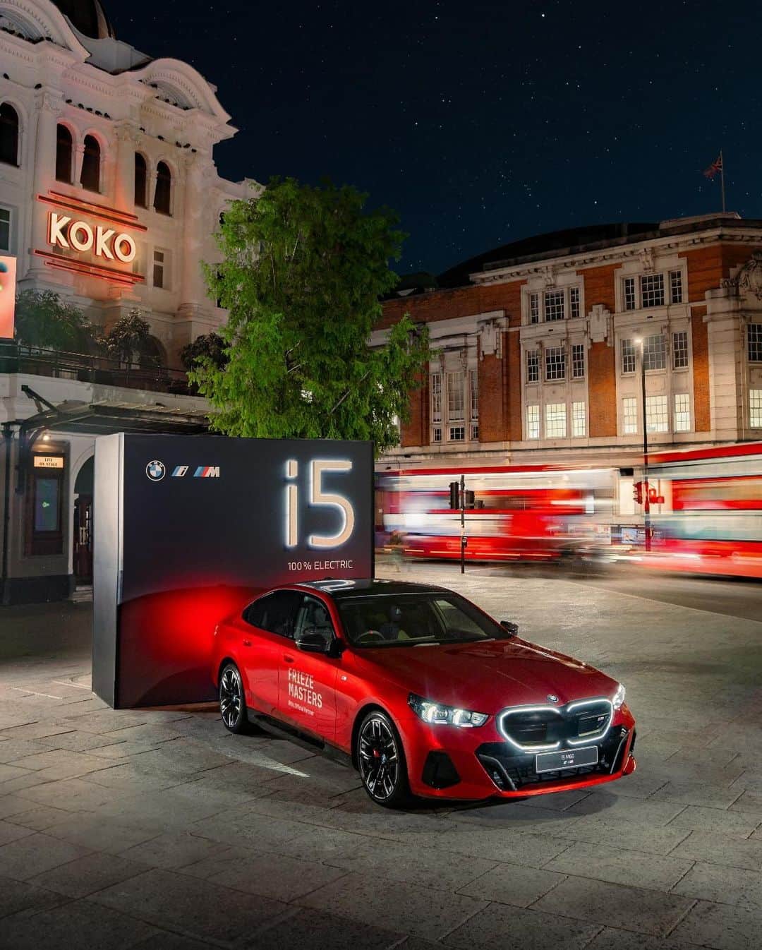 BMWのインスタグラム：「For the seventh year, @friezeofficial London and #BMW collaborated to celebrate visionary art with the joint initiative BMW Open Work. @bmwgroupculture @bmwuk   Curated by @attiliaff, this year @sarasadikofficiel transformed the new BMW i5 into a character. An interactive video game played exclusively in the new BMW i5 and a video installation on the exterior facade of the iconic @kokocamden and inside the BMW Lounge, inspired by the gaming features of the new BMW i5 and BMW My Modes feature.   📸: @tomkhaler / Calum Morrison   THE NEW BMW i5. 100% electric.   The BMW i5 M60 xDrive. #THENEWi5 #THEi5 #BMWi #BMWElectric #BMWOpenWork  __ BMW i5 M60 xDrive Sedan: Combined power consumption: 21.2–18.2 kWh/100 km. Combined CO2 emissions: 0 g/km. Electric range: 439–516 kilometers. All data according to WLTP. Further info: www.bmw.com/disclaimer」