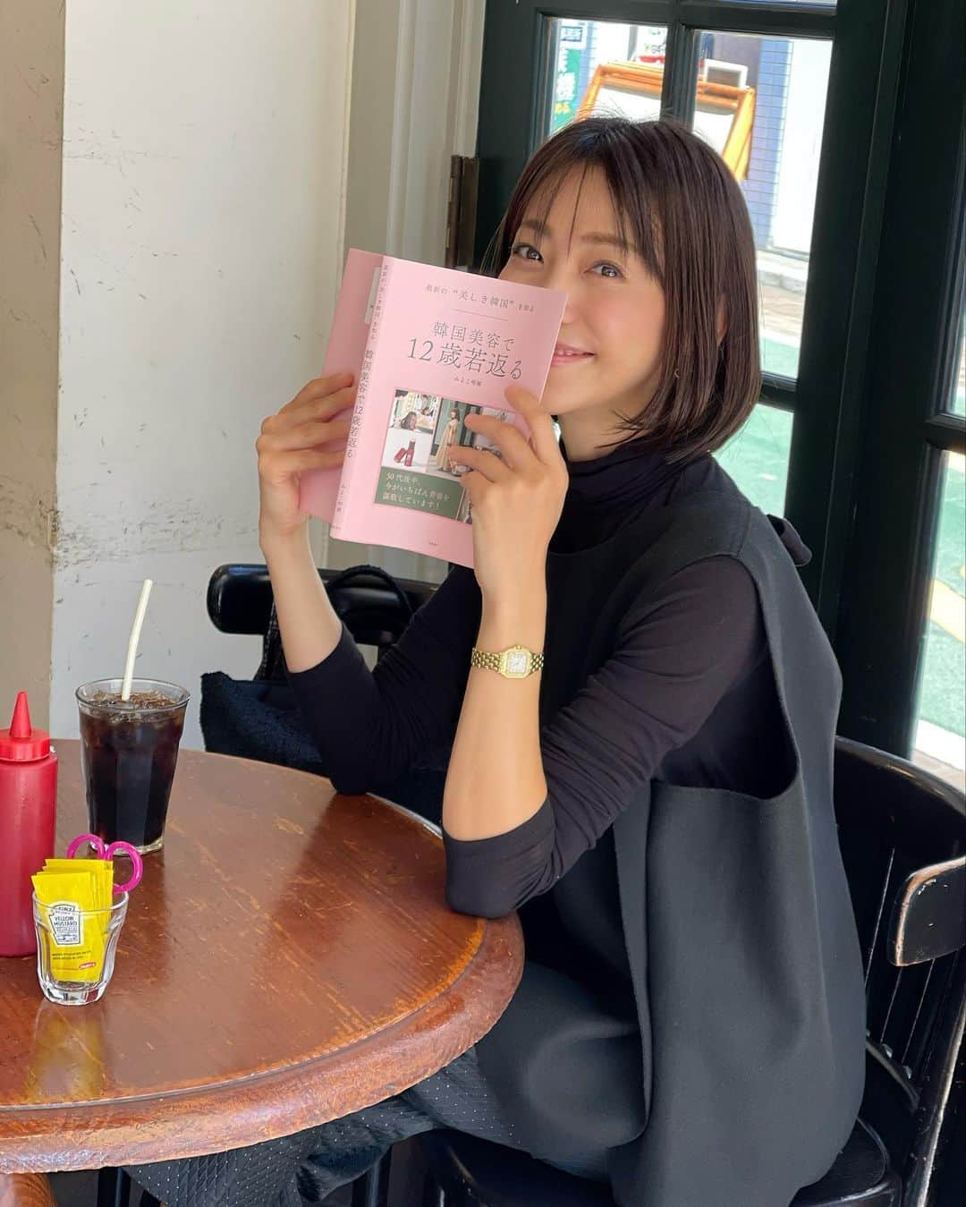 木本泉さんのインスタグラム写真 - (木本泉Instagram)「- "韓国美容で12歳若返る"  @miyoko.myondon の3冊目の韓国本📕  美代子さんは性格上、お世辞で良いとか言えないタイプの方なので、この本に掲載されている内容は100%おススメで良いものです⭕️  1冊の本にまとめていただいて嬉しい☺️ 私だけでなく、美代子さんの周りにいらっしゃる方々は美代子さんの口コミを信じている人が多数！ 山ほどある韓国美容の中で40.50代の人ができる美容法。  ナチュラルに若返る。 実物の美代子さんを見ると、全く不自然感もなく管理されてるな。と思う綺麗なお肌です！ 自分の肌質と向き合って、1番綺麗に見える方法をしっかり理解する事の大切さ。  是非読んでいただきたい1冊です！」10月18日 0時24分 - izumikimoto