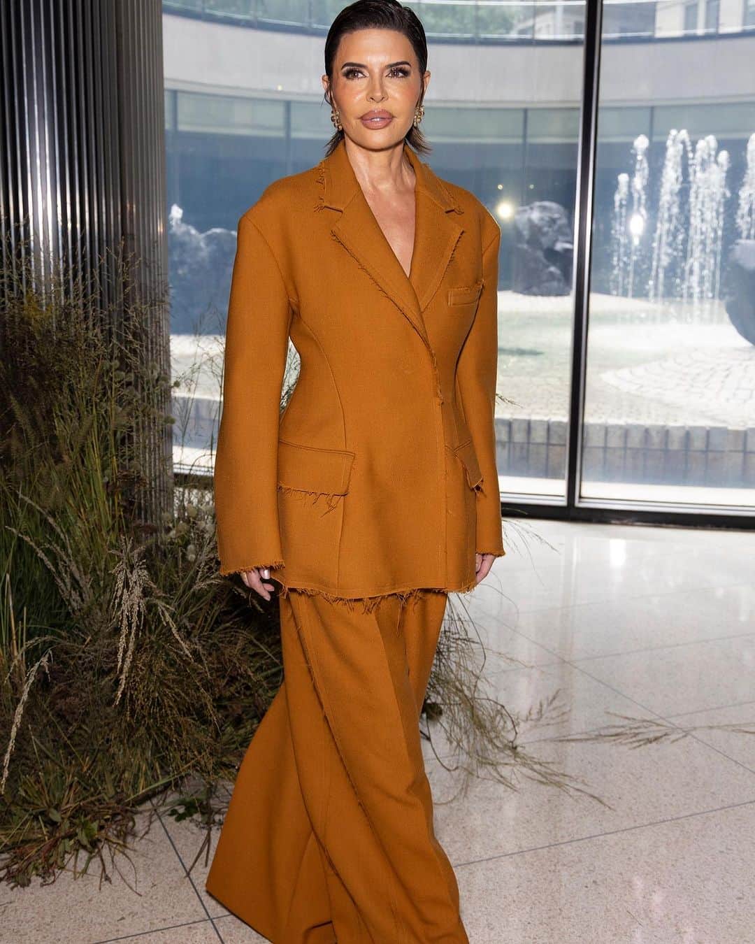 ジェイソンウーのインスタグラム：「LISA #JasonWuCollection #Fall2023 #LisaRinna」