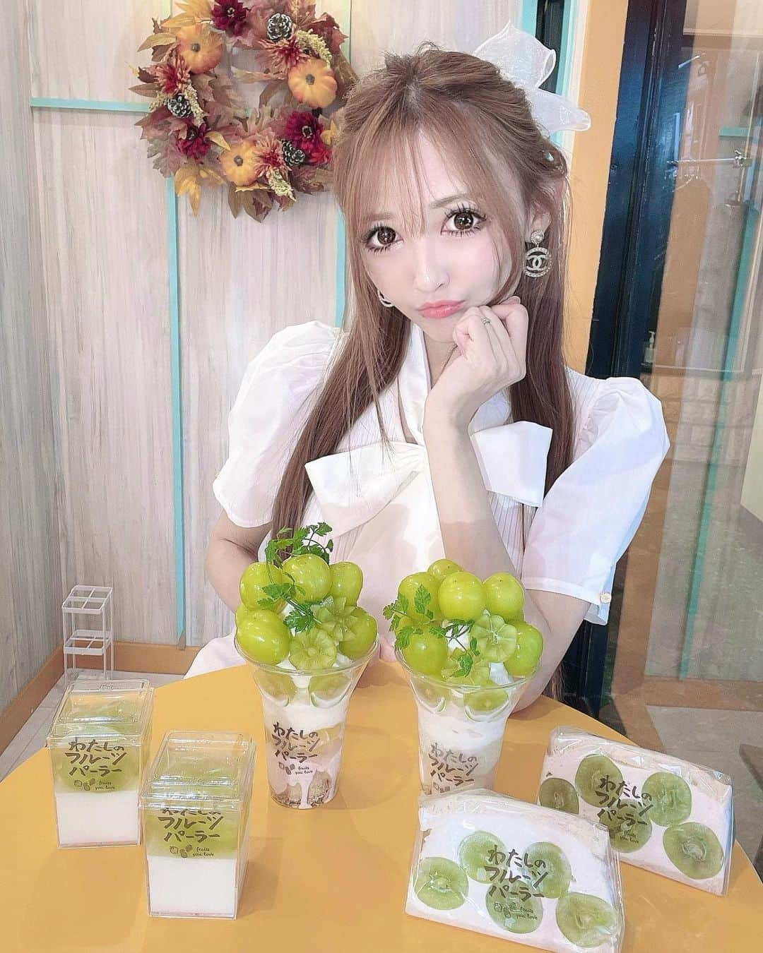 寿リリカのインスタグラム：「♡ シャインマスカット尽くし〜🍇💚💚 ♡ アイスにフルーツサンド、ゼリーもマスカットもりだくさん😘💚💚 大粒ジューシーで美味しかったぁ🤤💕 ♡ アイスはマンゴー、パイナップル、バニラ、いちごの中から２種類選べたよ😍😍 季節ごとにフレッシュなフルーツが楽しめるのうれしい〜っ🍎🍇🍒🍑🥭🍋🍈 ♡ PR @watashinofruits #わたしのフルーツパーラー代官山店 #わたしのフルーツパーラー #代官山グルメ #代官山スイーツ #代官山フルーツ」