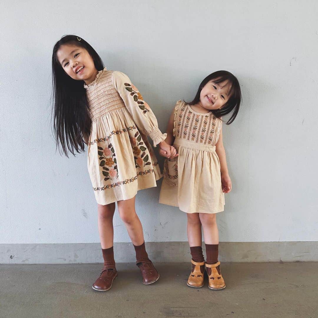 akipanda626のインスタグラム：「.   @apolina_kids 2023aw🫱🏻🫱🏻   このAlmond という色がめちゃくちゃ気に入って ひさしぶりにセットで買ったアポさん🥺🤎 　 刺繍の可愛さも最高だし🪡甘いデザインなのに 色のおかげでガーリーになりすぎてないのも めちゃくちゃ可愛くて 本当に買ってよかった🥹🥹🤎 　 年齢的にも今季で卒業かもな、、🥲さみし 　 　 #apolinakids  #miadress  #ginniepinafore  #姉妹リンクコーデ」