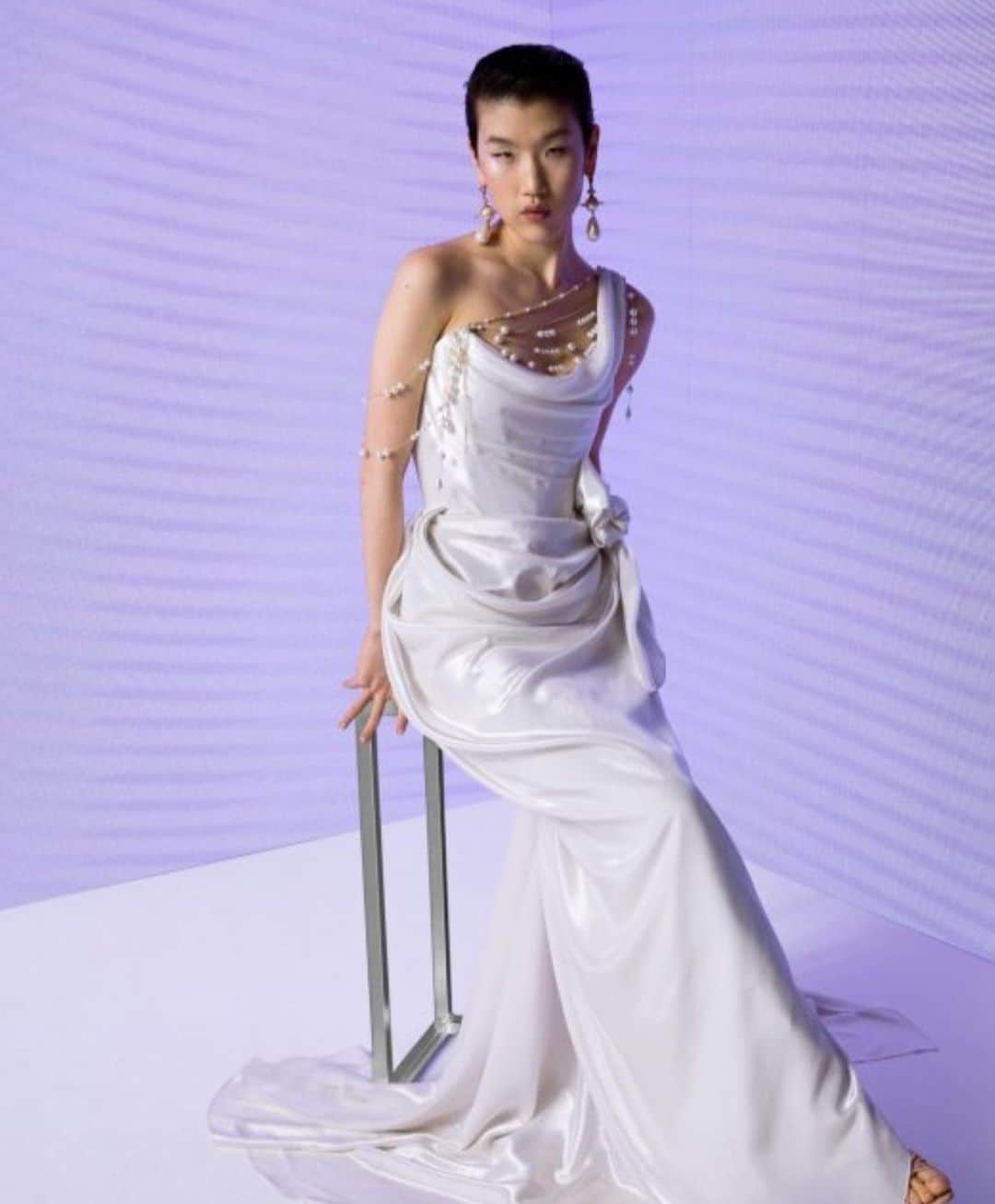 SOYOO BRIDALさんのインスタグラム写真 - (SOYOO BRIDALInstagram)「.  2024 FALL SOYOO BRIDAL  SELECTION #5   @soyoobridal_official x @viviennewestwood 🏷️   With it’s edge feminity, the collection is a beautiful testament to Westwood.   #soyoobridal_exclusive🔖   #소유브라이덜 #비비안웨스트우드브라이덜 #2024fall #justlaunched #justordered✍️ #내년봄에옵니다💫」10月18日 0時33分 - soyoobridal_official