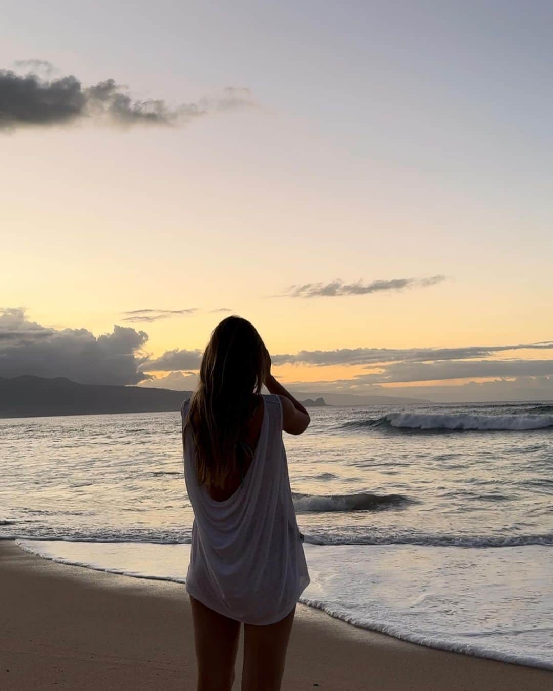 Annabel Smitさんのインスタグラム写真 - (Annabel SmitInstagram)「forever grateful for the memories we made 💚   1. Probably showing you the left side of my face for the very first time 😂 2. Hoʻomaluhia Botanical Garden on Oahu, most magical place  3. Happiest after waking up from a nap in the sun on Lanikai Beach on Oahu 4. He got me another flowerrrr 🥰 5. Vibing and letting go  6. Just so happy to spend so much time together again without the weekly hustle and bustle in the city  7. The best banana bread you’ll ever have in your entire life on this earth  8. Got to have a bikini pic  9. Forever you and me  10. Time to move on to new chapters and new adventures 💚」10月18日 0時25分 - annabelsmitt