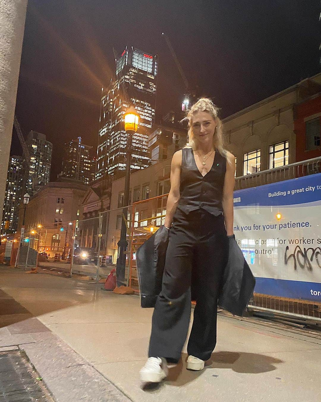 パイパー・ギレスさんのインスタグラム写真 - (パイパー・ギレスInstagram)「A little evening out and about  - - - #nightout #downtown #toronto #style #fashion #streetstyle #datenight #datenightoutfit」10月18日 0時28分 - pipergilles