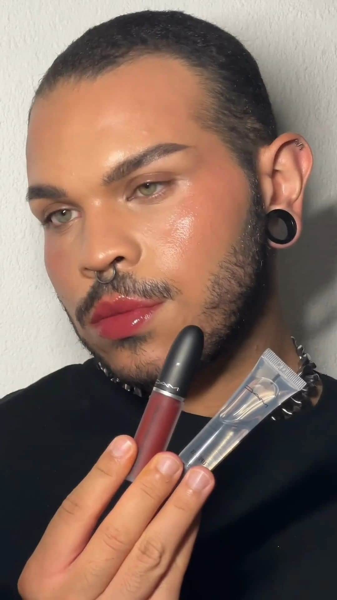 M·A·C Cosmetics Deutschlandのインスタグラム：「#TRENDTUESDAY! #LatexLips💄🔥 trüber und grauer Herbst? No Way! Mit dem heißen #MACTrend #LatexLips überzeugst Du diesen Herbst mit juicy Statement Lippen! Dieses #PowerDuo brauchst Du für den Look:  ❤️ Powder Kiss Liquid Lipcolor (Make love to the camera) ❤️ Clear Lipglass   @lokalekatastrophe」