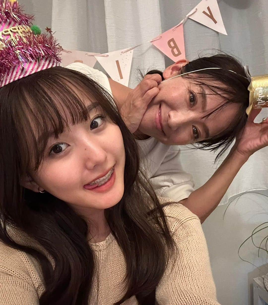 坂木優子さんのインスタグラム写真 - (坂木優子Instagram)「♡ ♡ ♡  なかなか予定があわない親子♡ 日付が変わり　すぐお祝いすることができて ケーキだけでも　せめて🎂ふぅ〜　よかった♡ 22歳おめでとう🎈 わたしの22歳はちょーど娘たちのダディと スピード婚した年齢！！　　びっくり〜  急がなくてよいからね笑  ここまで健康に育ってくれてありがとう♡ きちんと意見をいえるたくましい莉子♡ これからの人生　ゆっくり一歩ずつ 明るい未来へ進んでゆけますように♡ ずっとずっっっと　応援してるよ♡ そして味方でいるよ♡  #バースデー #おめでとう #22歳になりました #アニバーサリー #しあわせ #楽しく #好きなこと #コーデ #娘 #ふたり #可愛い #宝物 #myfamily #mydaughter #love#kintan #お肉ケーキ #お祝い #乾杯 💜  #坂木優子」10月18日 0時34分 - beacheyuko