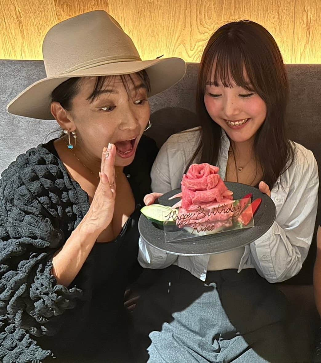 坂木優子さんのインスタグラム写真 - (坂木優子Instagram)「♡ ♡ ♡  なかなか予定があわない親子♡ 日付が変わり　すぐお祝いすることができて ケーキだけでも　せめて🎂ふぅ〜　よかった♡ 22歳おめでとう🎈 わたしの22歳はちょーど娘たちのダディと スピード婚した年齢！！　　びっくり〜  急がなくてよいからね笑  ここまで健康に育ってくれてありがとう♡ きちんと意見をいえるたくましい莉子♡ これからの人生　ゆっくり一歩ずつ 明るい未来へ進んでゆけますように♡ ずっとずっっっと　応援してるよ♡ そして味方でいるよ♡  #バースデー #おめでとう #22歳になりました #アニバーサリー #しあわせ #楽しく #好きなこと #コーデ #娘 #ふたり #可愛い #宝物 #myfamily #mydaughter #love#kintan #お肉ケーキ #お祝い #乾杯 💜  #坂木優子」10月18日 0時34分 - beacheyuko