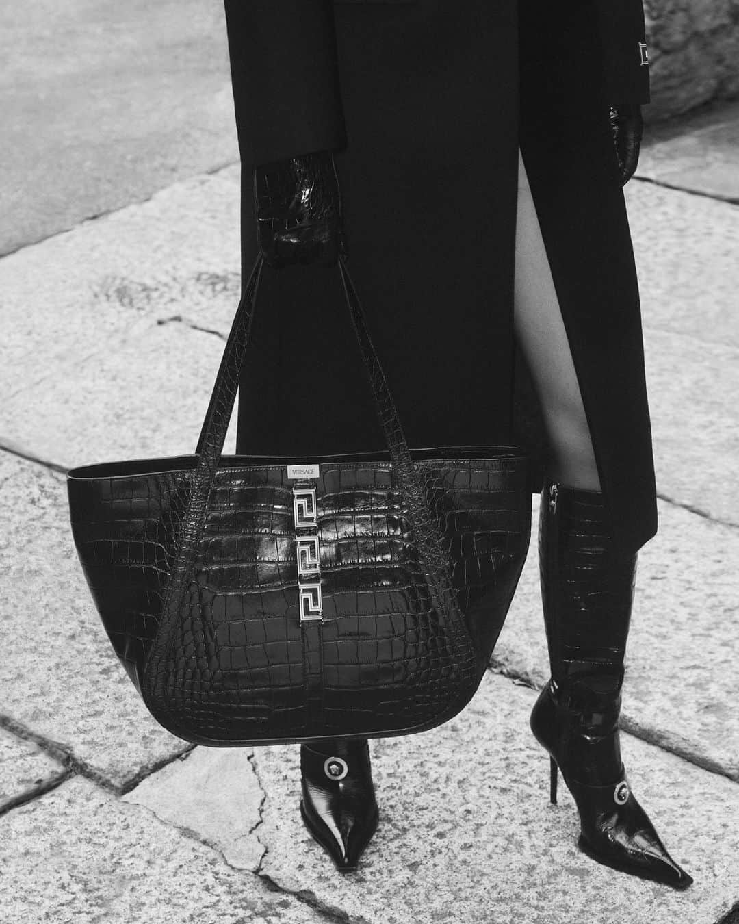 ジャンニヴェルサーチさんのインスタグラム写真 - (ジャンニヴェルサーチInstagram)「The Greca Goddess tote bag for #VersaceFW23  Vilma wears coat; Alia boots; Greca Goddess tote bag  Photography by Ilya Lipkin  #VersaceGrecaGoddess」10月18日 0時35分 - versace