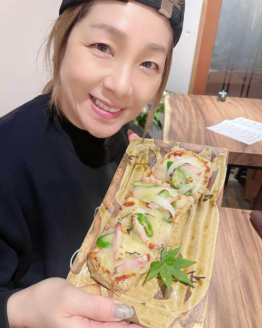 井上貴子のインスタグラム：「本日オープンおめでとうございます🍾🎊 「motoI」さん  神保町にある上品な日本料理屋さん 洋食もありますー  しかも神取さんと自分 ちょうどいい時間かなとお伺いしたところ なんと！ななんと！ 一番乗り🎵  デビュー戦というのは忘れられないもんですww  このお料理はお揚げピザ  なんともヘルシーな雰囲気ですね  はい！あっさりさっぱりしててとてもおいしい💛  シェフが時間をかけてこだわりぬいたお店「MOTOI」を  どーぞよろしくお願い致します  Happyで^ ^  プロフィール画面に記載のURLより 通販サイト「神取屋」に飛べます^ ^  #井上貴子  #LLPWX #大谷くんがんばれ #女子プロレス #デビュー35周年 #Kstyle #MOTOI #haoming #https://www.youtube.com/c/takacoinoue  #cacatocacat #LLPWX通販サイト神取屋 #感謝」