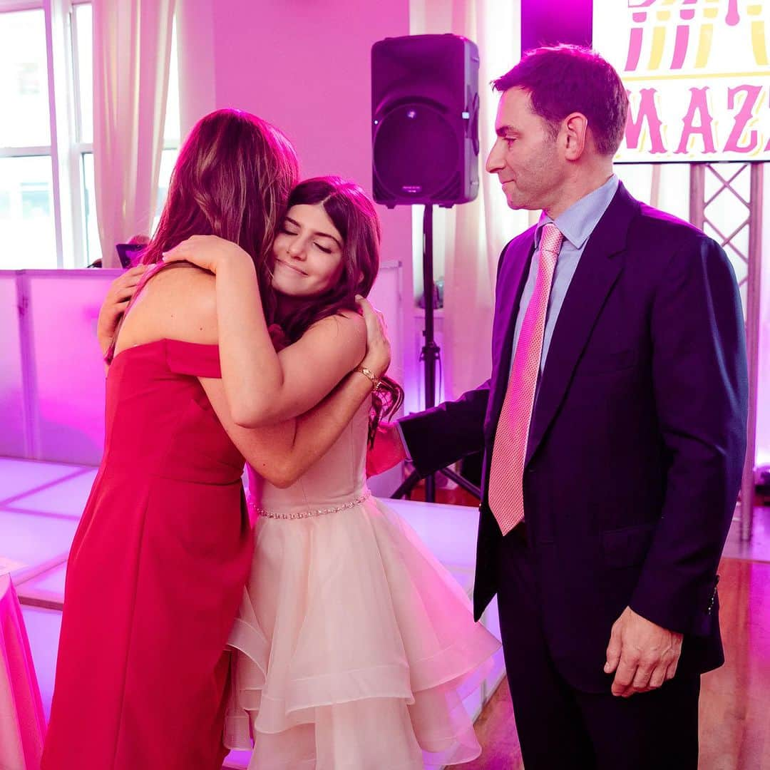 Ilana Wilesさんのインスタグラム写真 - (Ilana WilesInstagram)「Wanna hear something funny? In my first post about Mazzy’s Bat Mitzvah, I talked about how hard it was for me to put down my phone and be in the moment. I did it, and had a great time, but there were repercussions for that afterward, because I did not have the joy of reliving the moments I remembered. This was the first major event that I did not document myself and trusted the professional photographer to do it. I struggled with it so much that it took me almost a year to to put together a post about the party, because there were details and moments that weren’t captured. I specifically called out Mike’s delight on the chair during the Horah. But there were many other things missing I didn’t mention because I did not want to be rude to the photographer. Well, it turns out, that for an entire year, I was looking at the photographer’s sneak preview and never realized that he sent an additional email with the full breadth of photos. It’s all there. Mike on the chair, us all dancing as a family, the city backdrop during cocktail hour, family photos with the candle lighting, people playing the carnival games and most importantly, so many Mazzy smiles with teeth. I’m an idiot. Thank you @daverobbinsphotography for doing such a fantastic job! Now I have to rewrite post #2 to include the new photos. 🤦🏻‍♀️」10月18日 0時43分 - mommyshorts