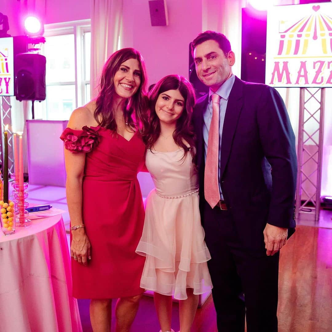 Ilana Wilesさんのインスタグラム写真 - (Ilana WilesInstagram)「Wanna hear something funny? In my first post about Mazzy’s Bat Mitzvah, I talked about how hard it was for me to put down my phone and be in the moment. I did it, and had a great time, but there were repercussions for that afterward, because I did not have the joy of reliving the moments I remembered. This was the first major event that I did not document myself and trusted the professional photographer to do it. I struggled with it so much that it took me almost a year to to put together a post about the party, because there were details and moments that weren’t captured. I specifically called out Mike’s delight on the chair during the Horah. But there were many other things missing I didn’t mention because I did not want to be rude to the photographer. Well, it turns out, that for an entire year, I was looking at the photographer’s sneak preview and never realized that he sent an additional email with the full breadth of photos. It’s all there. Mike on the chair, us all dancing as a family, the city backdrop during cocktail hour, family photos with the candle lighting, people playing the carnival games and most importantly, so many Mazzy smiles with teeth. I’m an idiot. Thank you @daverobbinsphotography for doing such a fantastic job! Now I have to rewrite post #2 to include the new photos. 🤦🏻‍♀️」10月18日 0時43分 - mommyshorts