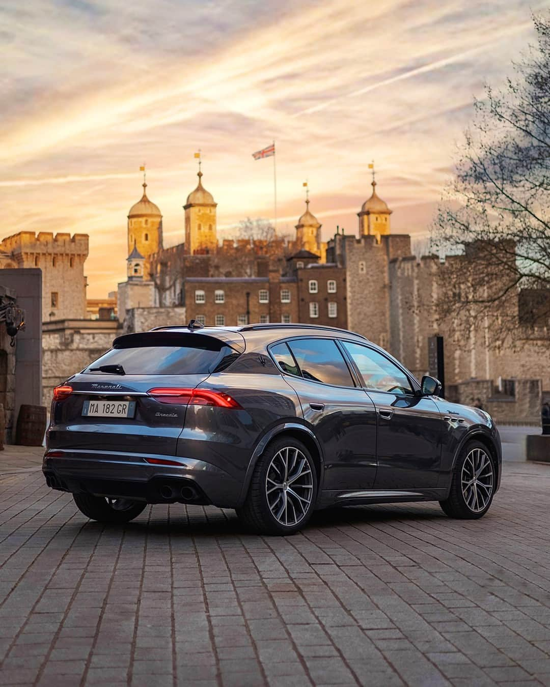 マセラティのインスタグラム：「Take a moment to stop and appreciate the beauty in your everyday.⁣ It’s the #EverydayExceptional approach.⁣ Your City. Your Grecale.⁣ #MaseratiGrecale #Maserati」