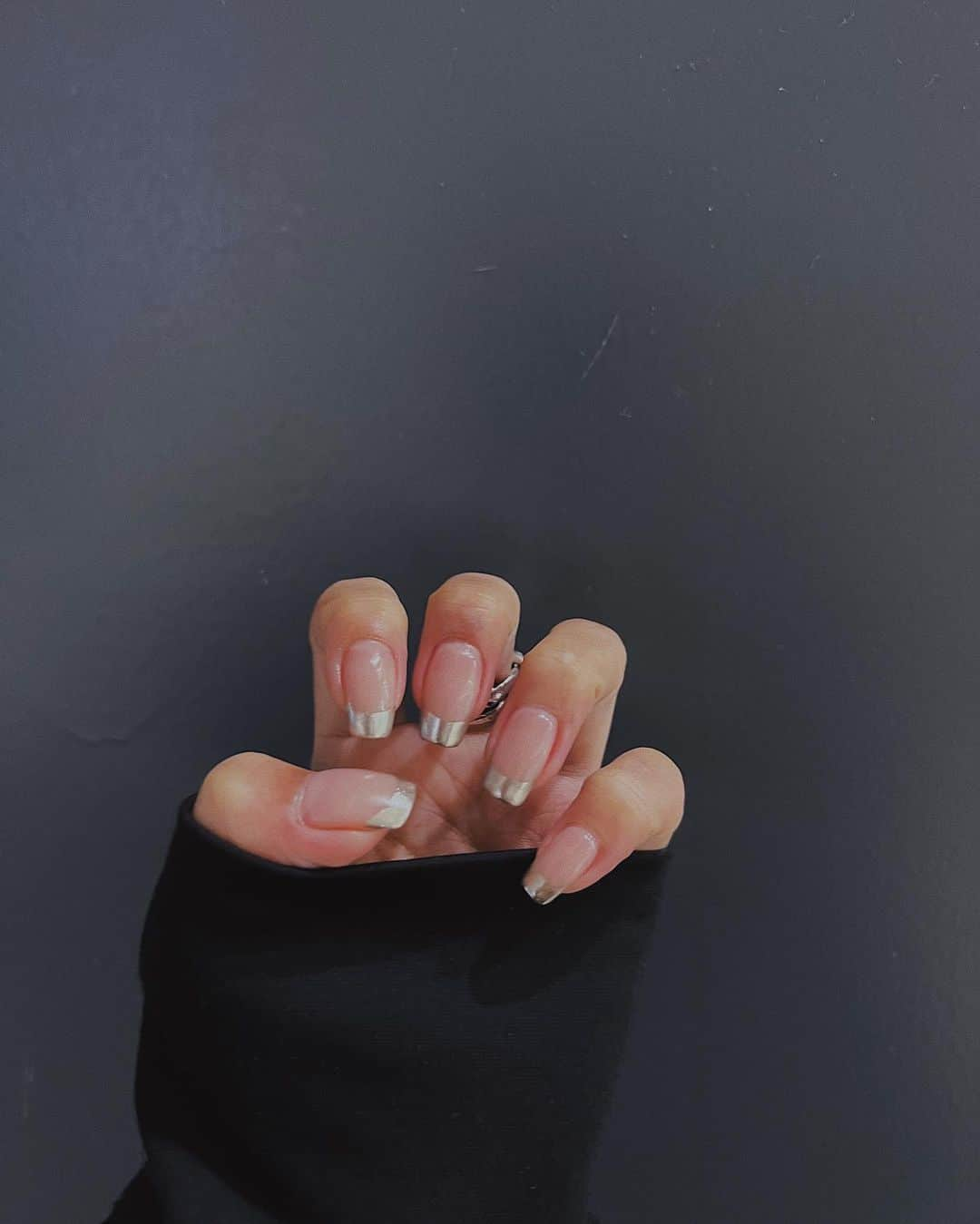 佐藤有里のインスタグラム：「. silver mirror french⛓️🪞 #newnail」