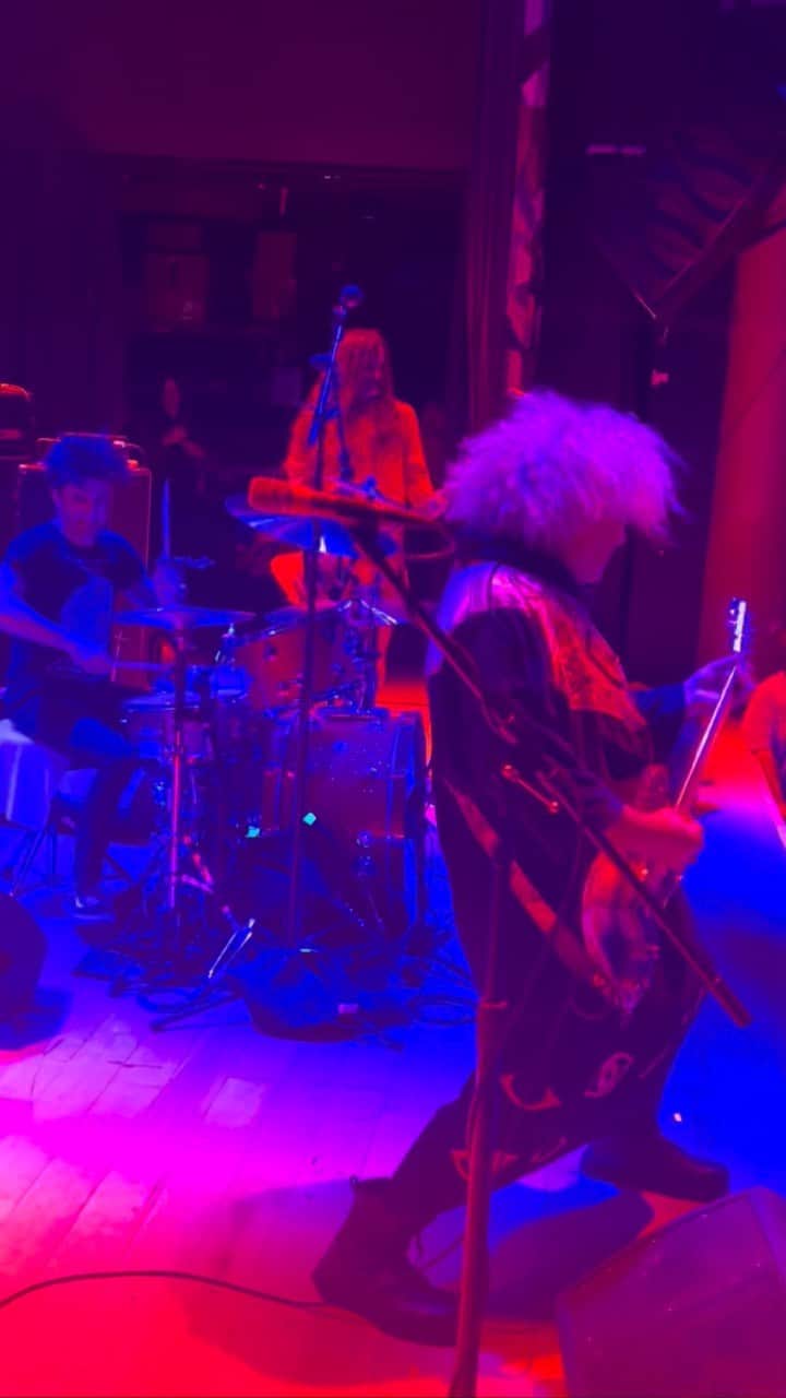 BORISのインスタグラム：「Melvins Last “Honey Bucket” on this tour. It was a great honor to share the stage each night. One of the Best tour! Thanks a lot Buzz, Steven, Coady and get well soon Dale! Also Thanks to Melvins army Gareth, Sean & Kurt!」