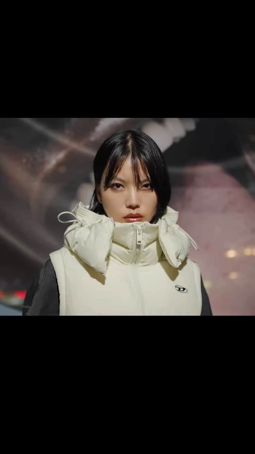 ディーゼルのインスタグラム：「Winter light.  Puffer jackets in white and black are light and just right for the season.   Tap to shop and discover more at the link in bio.   #ForSuccessfulLiving #DieselFW23」